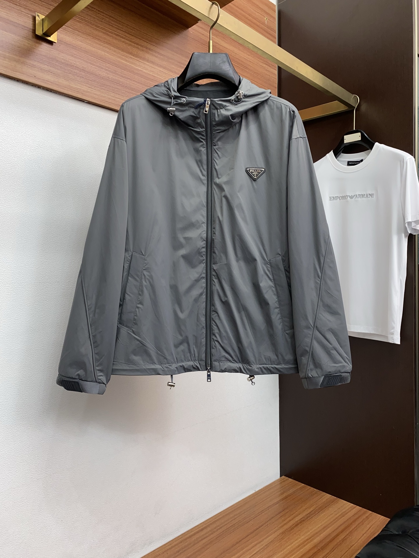 普拉达 2026春夏新款男士休闲定制夹克外套。穿上简约干练的休闲外套，瞬间重回时髦霸气，又是活力满满的状