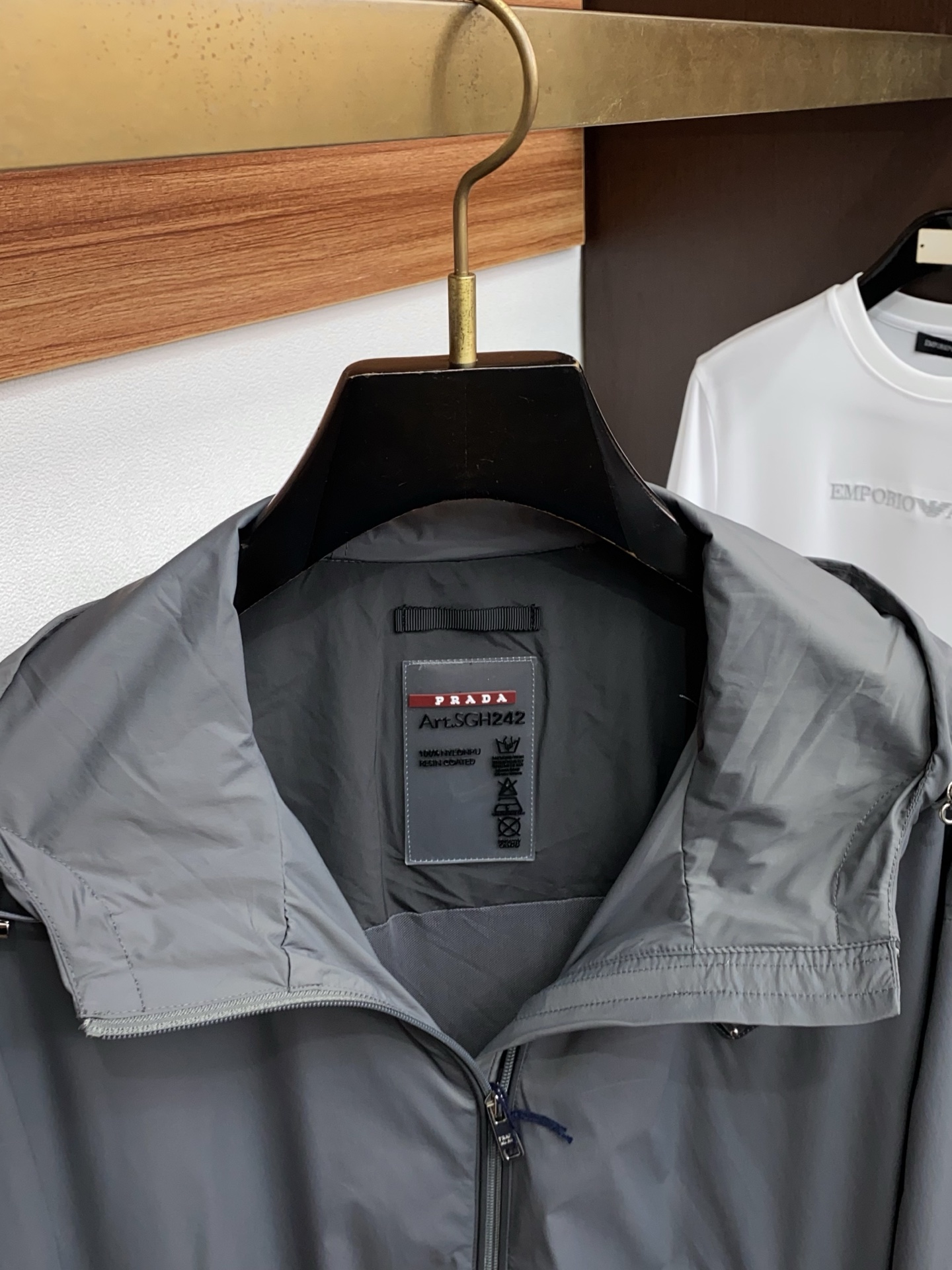 普拉达 2026春夏新款男士休闲定制夹克外套。穿上简约干练的休闲外套，瞬间重回时髦霸气，又是活力满满的状