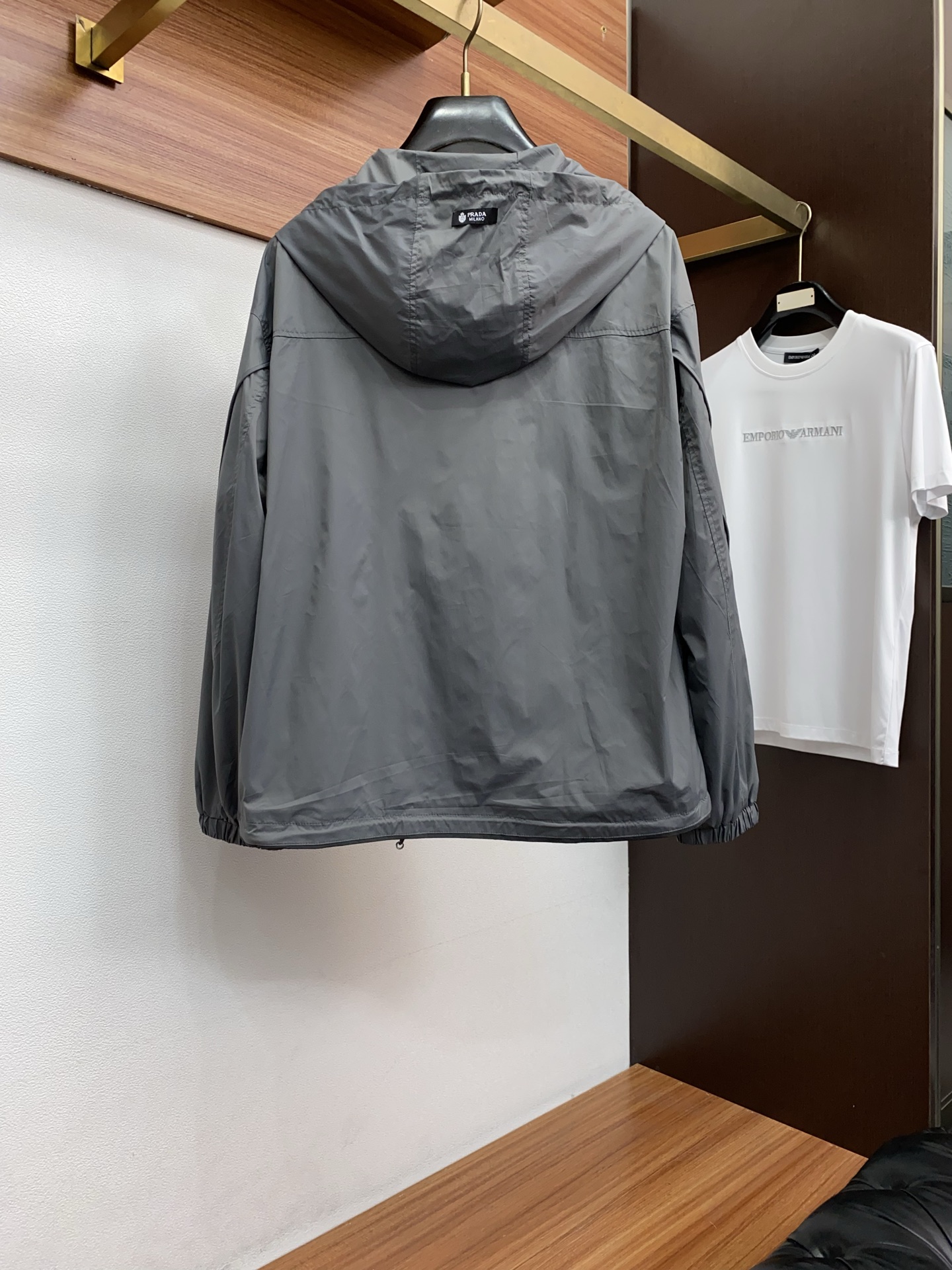 普拉达 2026春夏新款男士休闲定制夹克外套。穿上简约干练的休闲外套，瞬间重回时髦霸气，又是活力满满的状