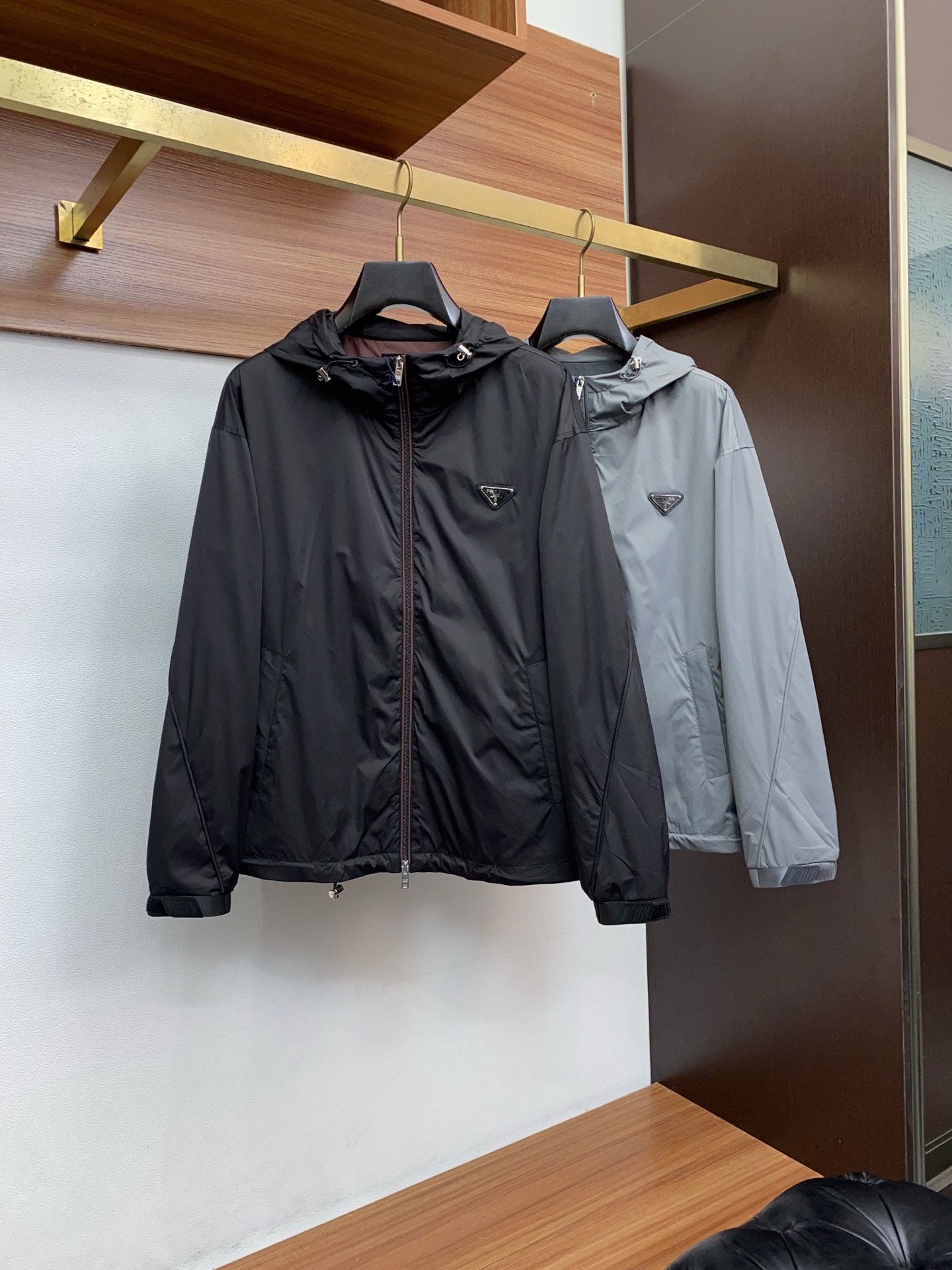 普拉达 2026春夏新款男士休闲定制夹克外套。穿上简约干练的休闲外套，瞬间重回时髦霸气，又是活力满满的状