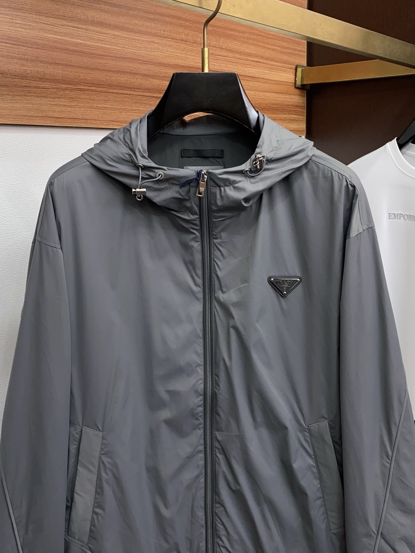 普拉达 2026春夏新款男士休闲定制夹克外套。穿上简约干练的休闲外套，瞬间重回时髦霸气，又是活力满满的状