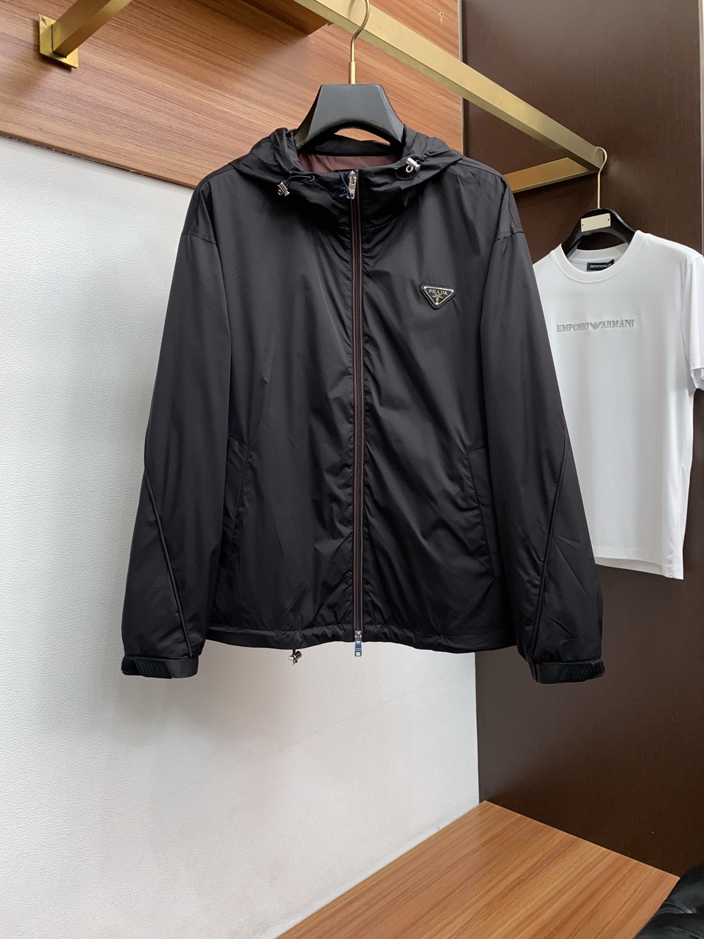 普拉达 2026春夏新款男士休闲定制夹克外套。穿上简约干练的休闲外套，瞬间重回时髦霸气，又是活力满满的状