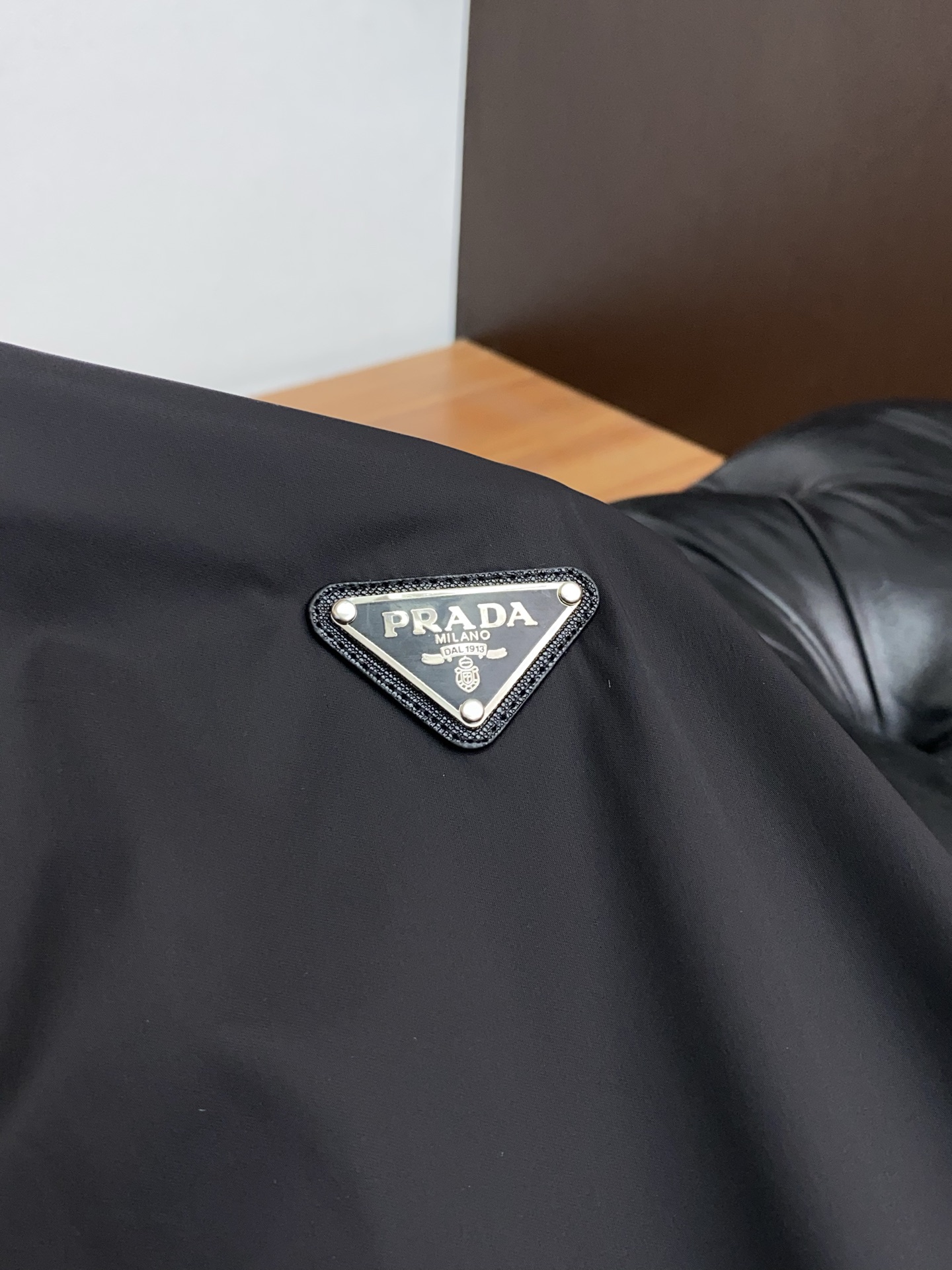 普拉达 2026春夏新款男士休闲定制夹克外套。穿上简约干练的休闲外套，瞬间重回时髦霸气，又是活力满满的状