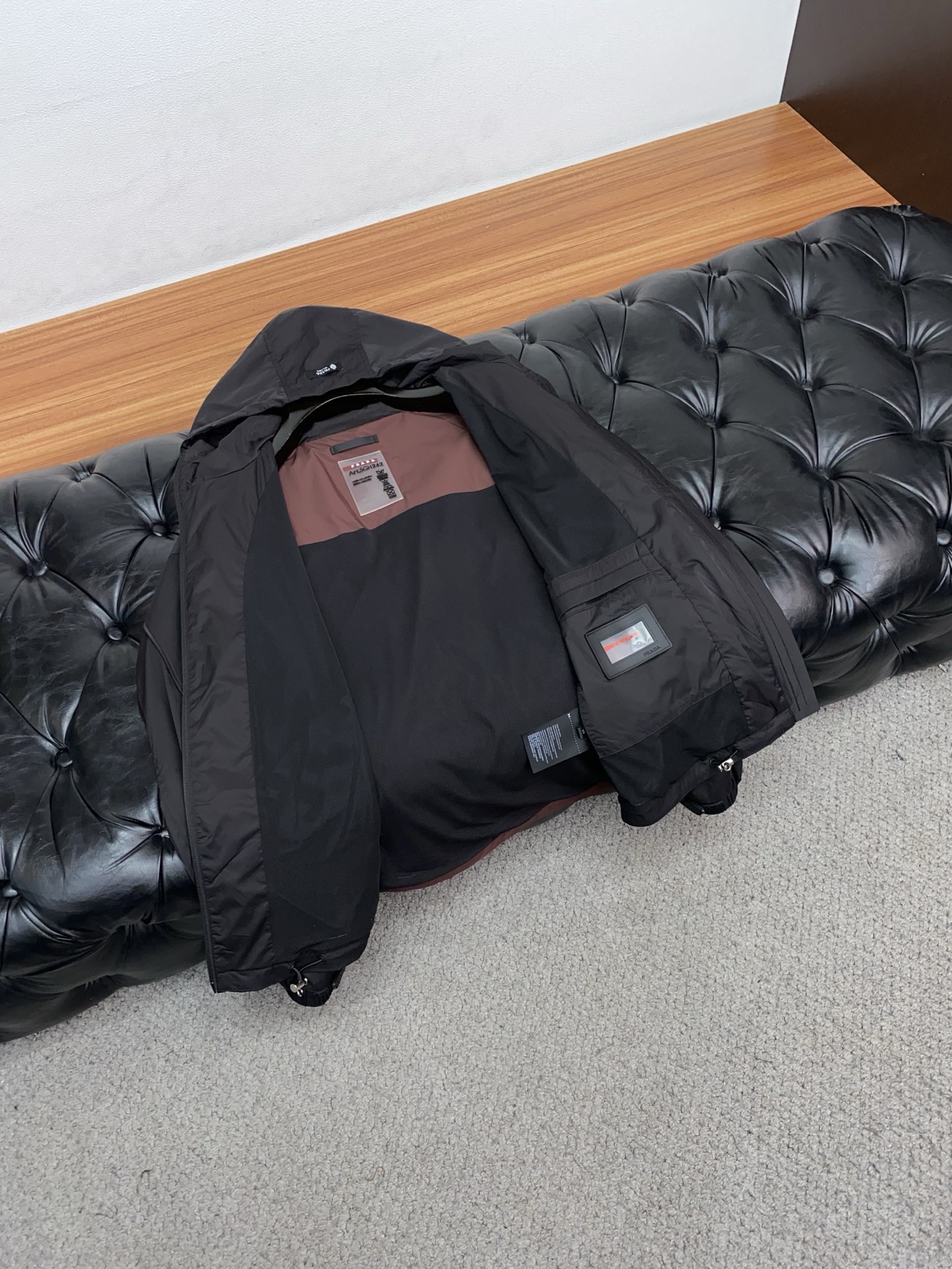 普拉达 2026春夏新款男士休闲定制夹克外套。穿上简约干练的休闲外套，瞬间重回时髦霸气，又是活力满满的状