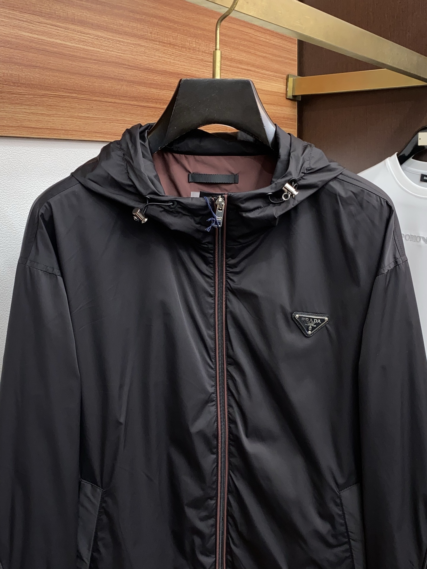 普拉达 2026春夏新款男士休闲定制夹克外套。穿上简约干练的休闲外套，瞬间重回时髦霸气，又是活力满满的状