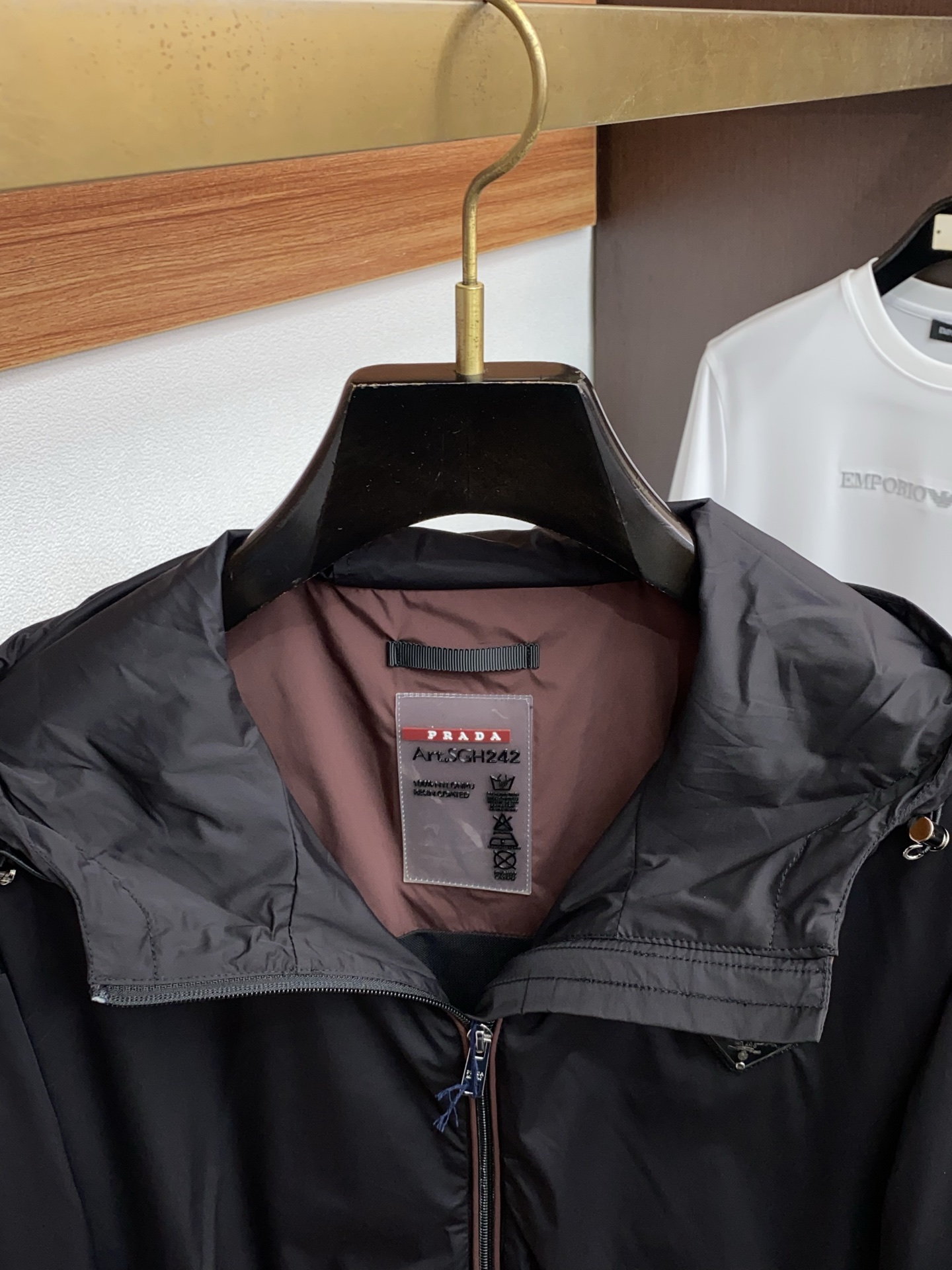 普拉达 2026春夏新款男士休闲定制夹克外套。穿上简约干练的休闲外套，瞬间重回时髦霸气，又是活力满满的状