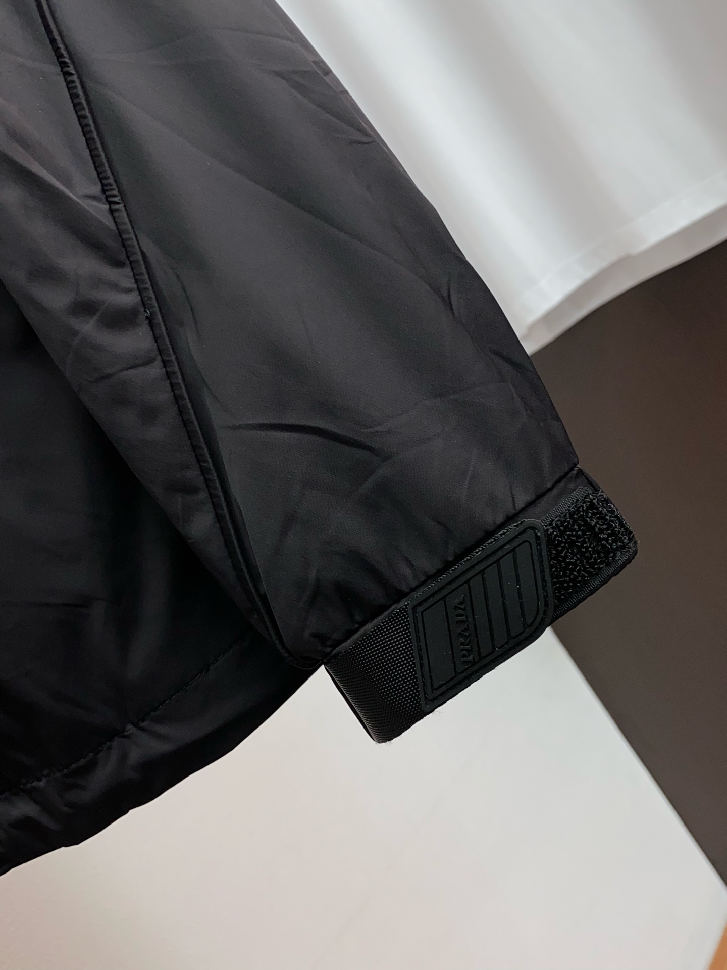 普拉达 2026春夏新款男士休闲定制夹克外套。穿上简约干练的休闲外套，瞬间重回时髦霸气，又是活力满满的状