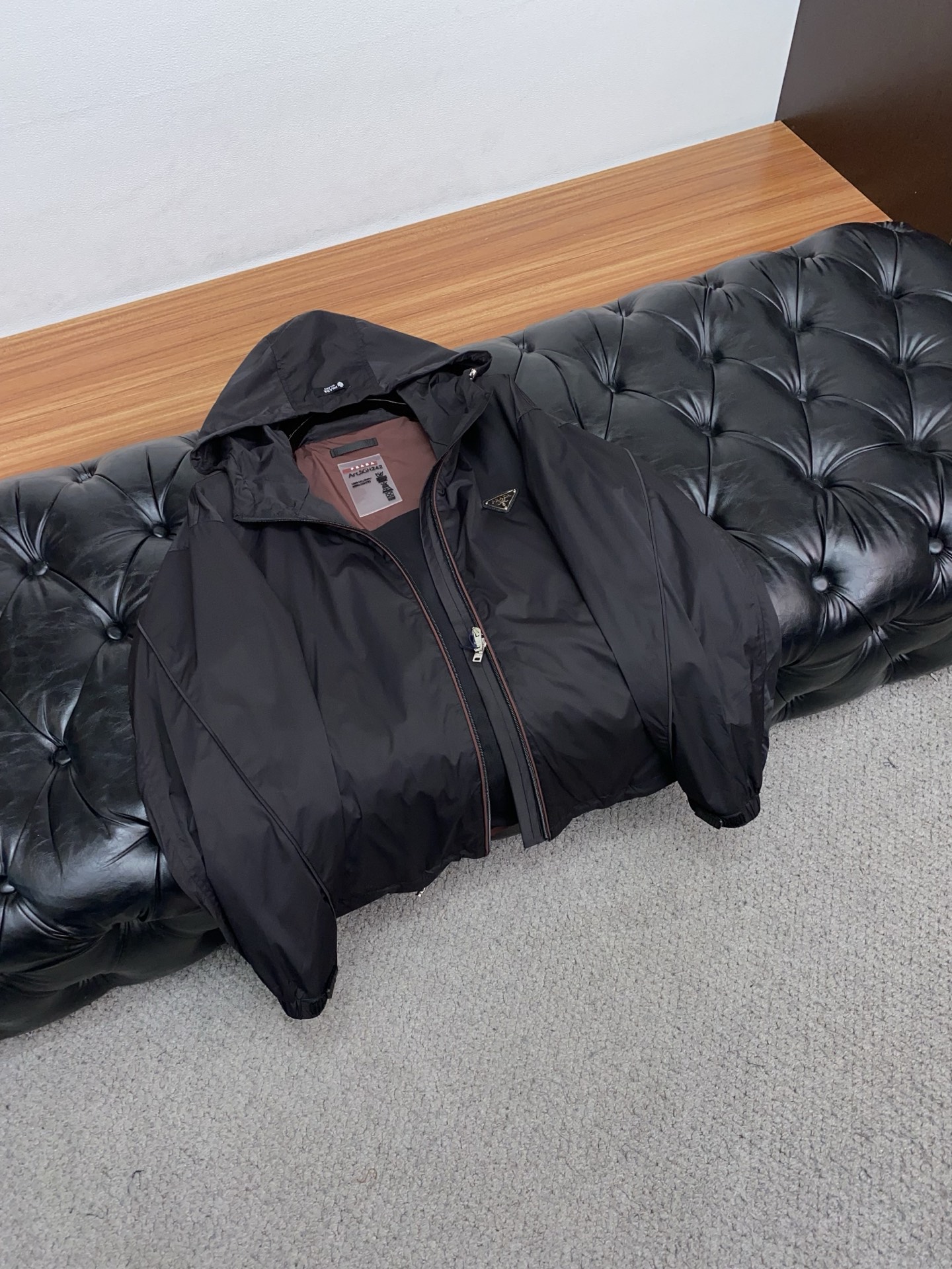 普拉达 2026春夏新款男士休闲定制夹克外套。穿上简约干练的休闲外套，瞬间重回时髦霸气，又是活力满满的状