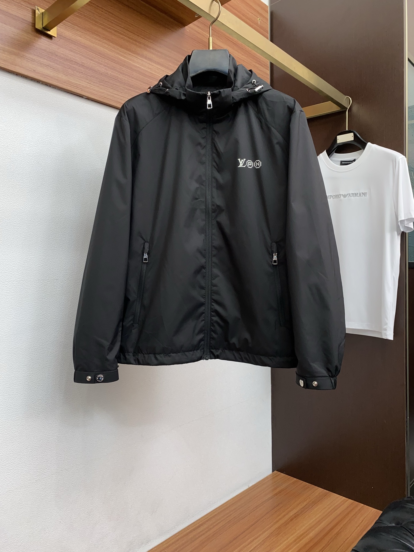 NO:952586,1v Louis Vuitton 2026 new men's casual customized jacket. Put on a simple and capable casual jacket, and instantly return to a fashionable and domineering state, and full of vitality. The most popular zipper design in history, all fabrics need to be customized, full of luxury. The slim tailoring reflects our perfect body shape, whether fat or thin, can be easily controlled. Super versatile style, not picky, suitable for different age groups. High street practical style, with sharp tools, size 48-56, Louis  vuitton,jackets & coats,jackets & coats,198609091v路易威登 2026新款男士休闲定制夹克外套.穿上简约干练的休闲外套,瞬间重回时髦霸气,又是活力满满的状态.史前最流行的拉链设计,面料全部需要定制,奢华感十足.修身的剪裁体现出我们完美的体型无论胖瘦都可以轻松驾驭.超百搭款式,不挑身材的款,适合不同年龄段穿着.高街实穿款,搭配利器 尺码48-56,,louis vuitton,jackets & coats,jackets & coats,,Men's clothing