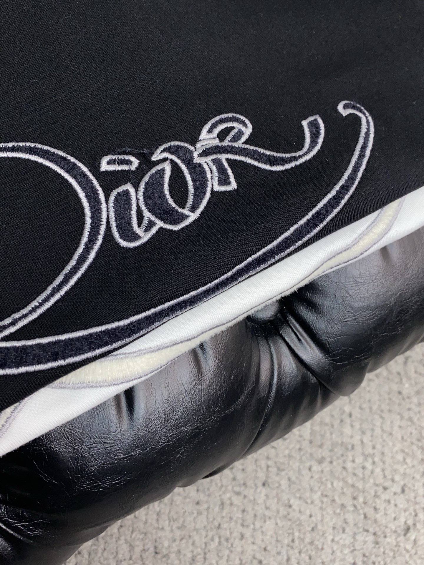 迪奥 2026新款AW新品，时尚休闲打短袖 专柜同步有售，定制长绒棉面料，工艺极度复杂，视觉相当雅致时髦