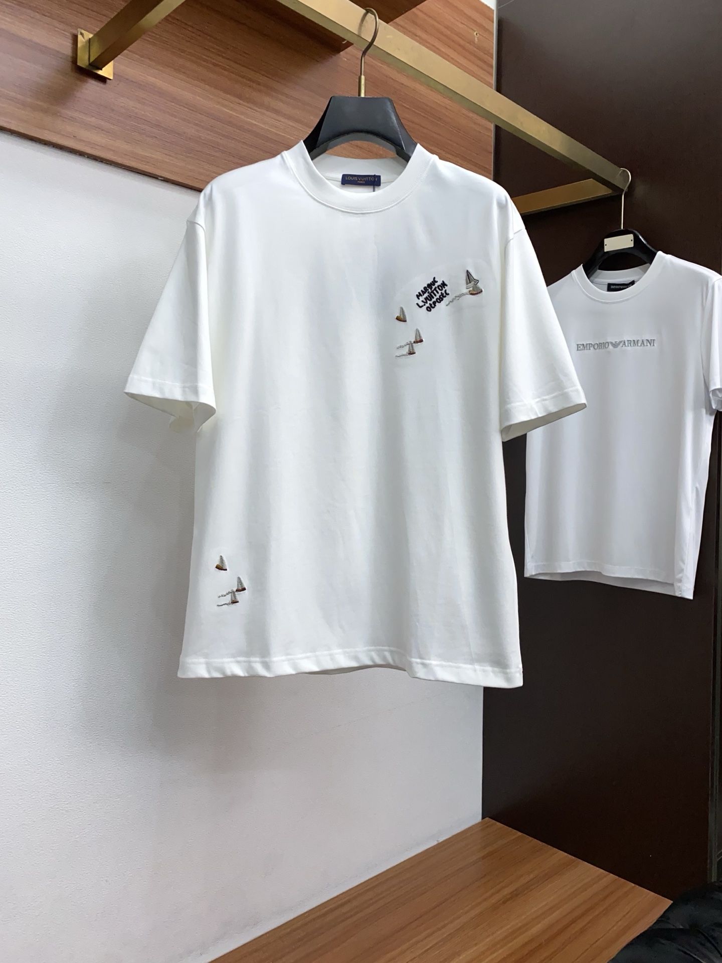 1v路易威登 2026新款AW新品，时尚休闲打短袖 专柜同步有售，定制长绒棉面料，工艺极度复杂，视觉相当