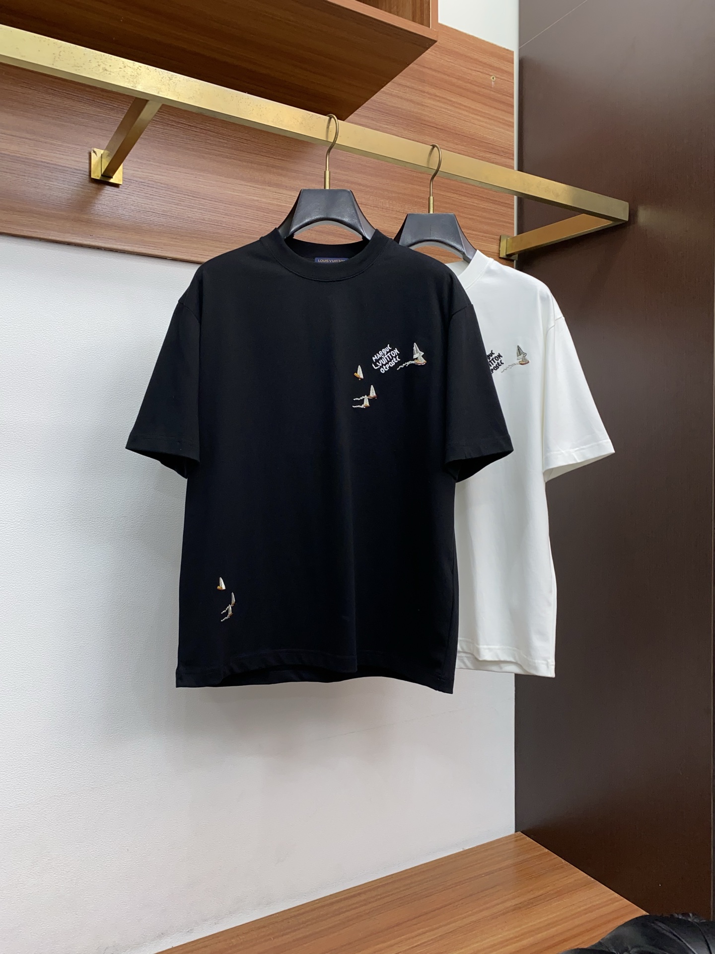 1v路易威登 2026新款AW新品，时尚休闲打短袖 专柜同步有售，定制长绒棉面料，工艺极度复杂，视觉相当