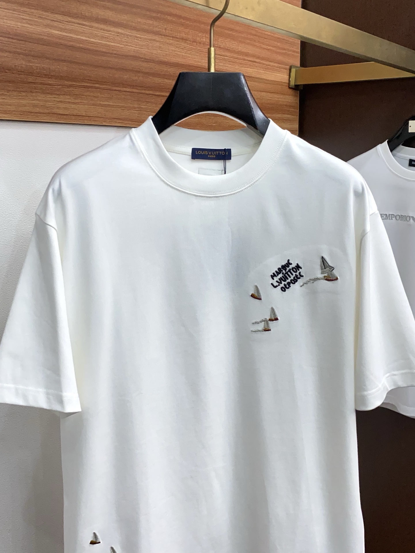 1v路易威登 2026新款AW新品，时尚休闲打短袖 专柜同步有售，定制长绒棉面料，工艺极度复杂，视觉相当