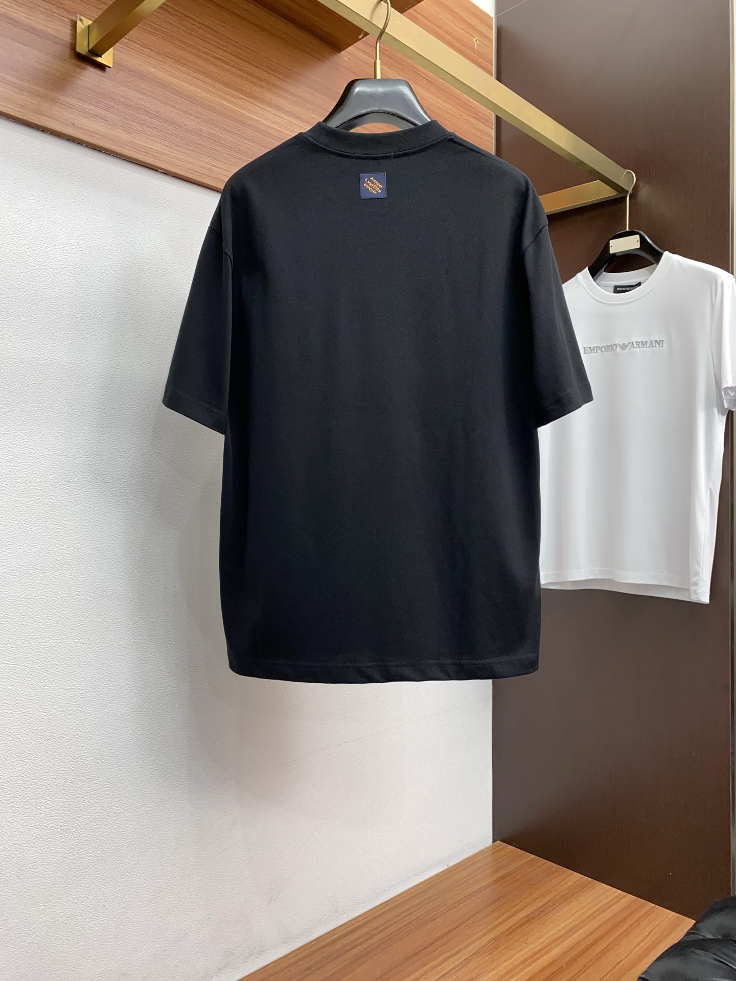 1v路易威登 2026新款AW新品，时尚休闲打短袖 专柜同步有售，定制长绒棉面料，工艺极度复杂，视觉相当