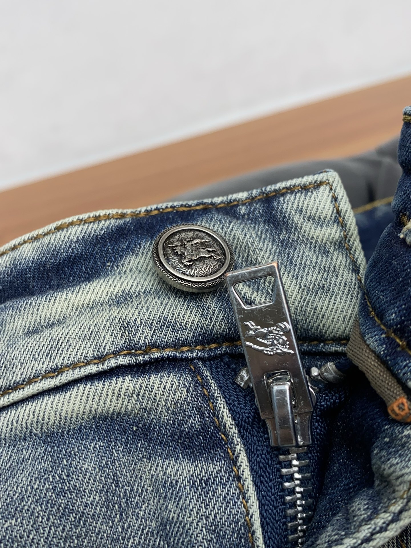 巴宝莉 2026ss春夏新款修身小直筒牛仔裤 完美洗水工艺 定制顶级五金logo 独家定制微弹面料 码数