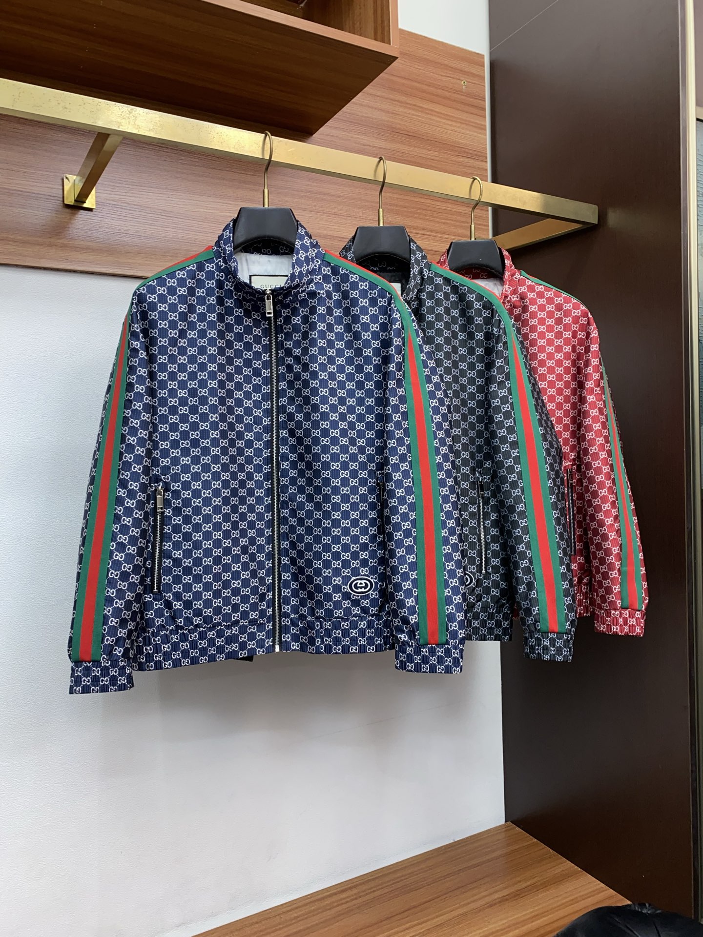 古奇 2026春夏新款男士休闲定制夹克外套。穿上简约干练的休闲外套，瞬间重回时髦霸气，又是活力满满的状态