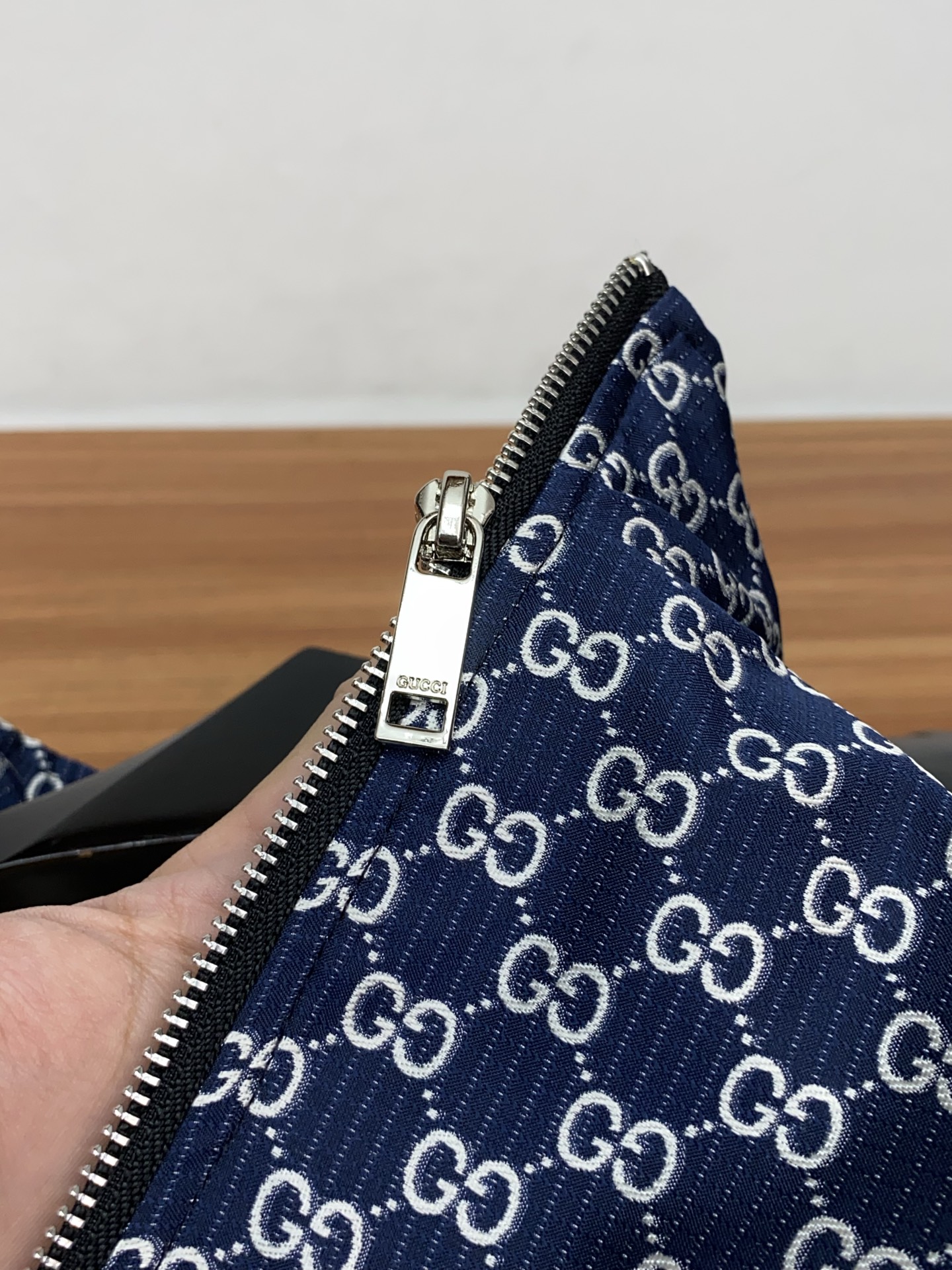 古奇 2026春夏新款男士休闲定制夹克外套。穿上简约干练的休闲外套，瞬间重回时髦霸气，又是活力满满的状态