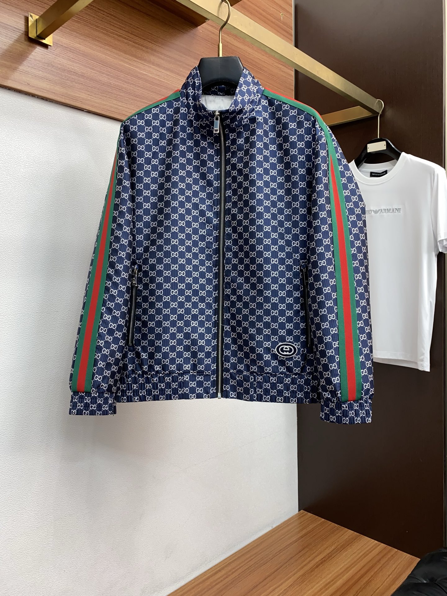 古奇 2026春夏新款男士休闲定制夹克外套。穿上简约干练的休闲外套，瞬间重回时髦霸气，又是活力满满的状态