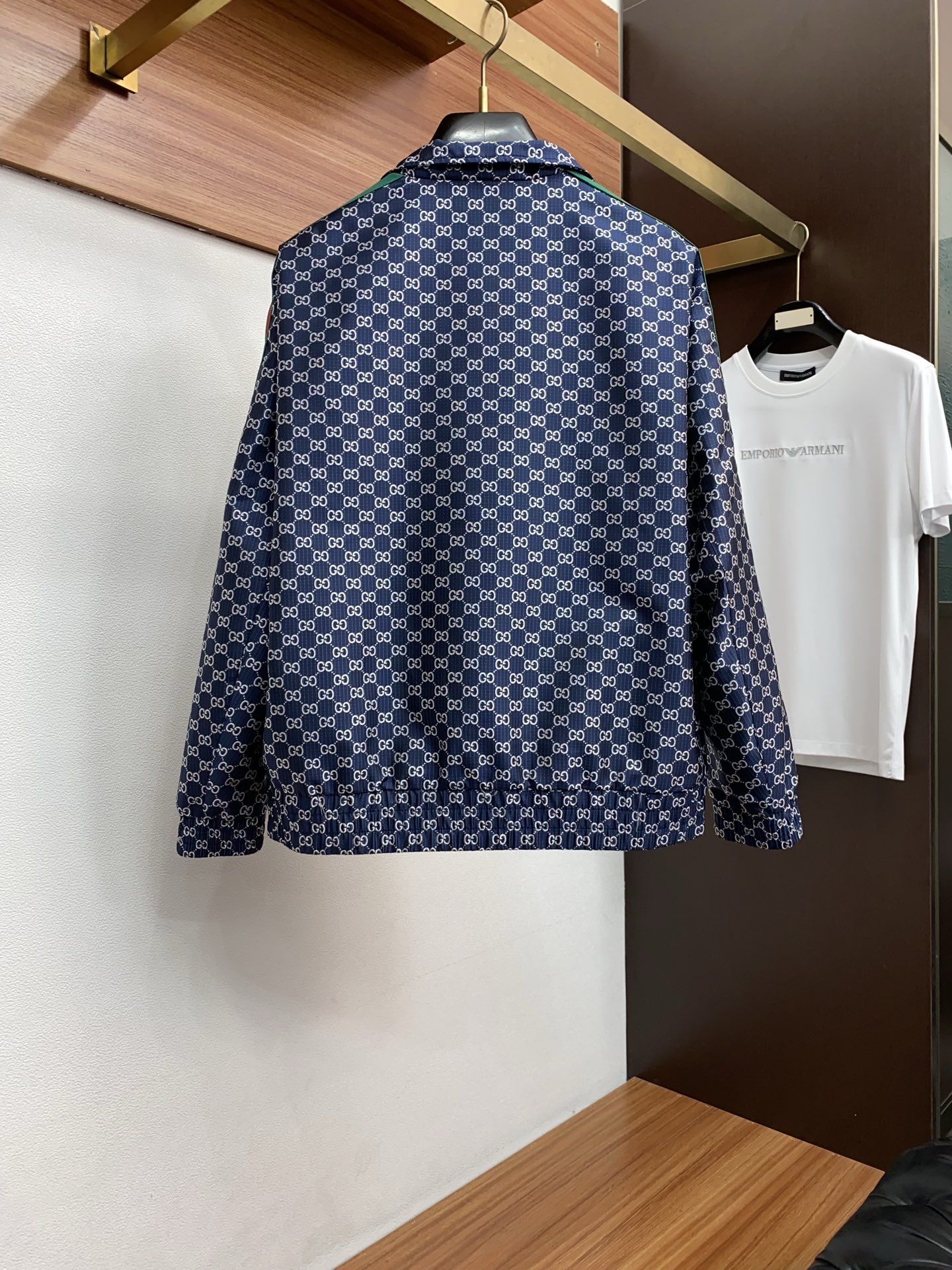 古奇 2026春夏新款男士休闲定制夹克外套。穿上简约干练的休闲外套，瞬间重回时髦霸气，又是活力满满的状态