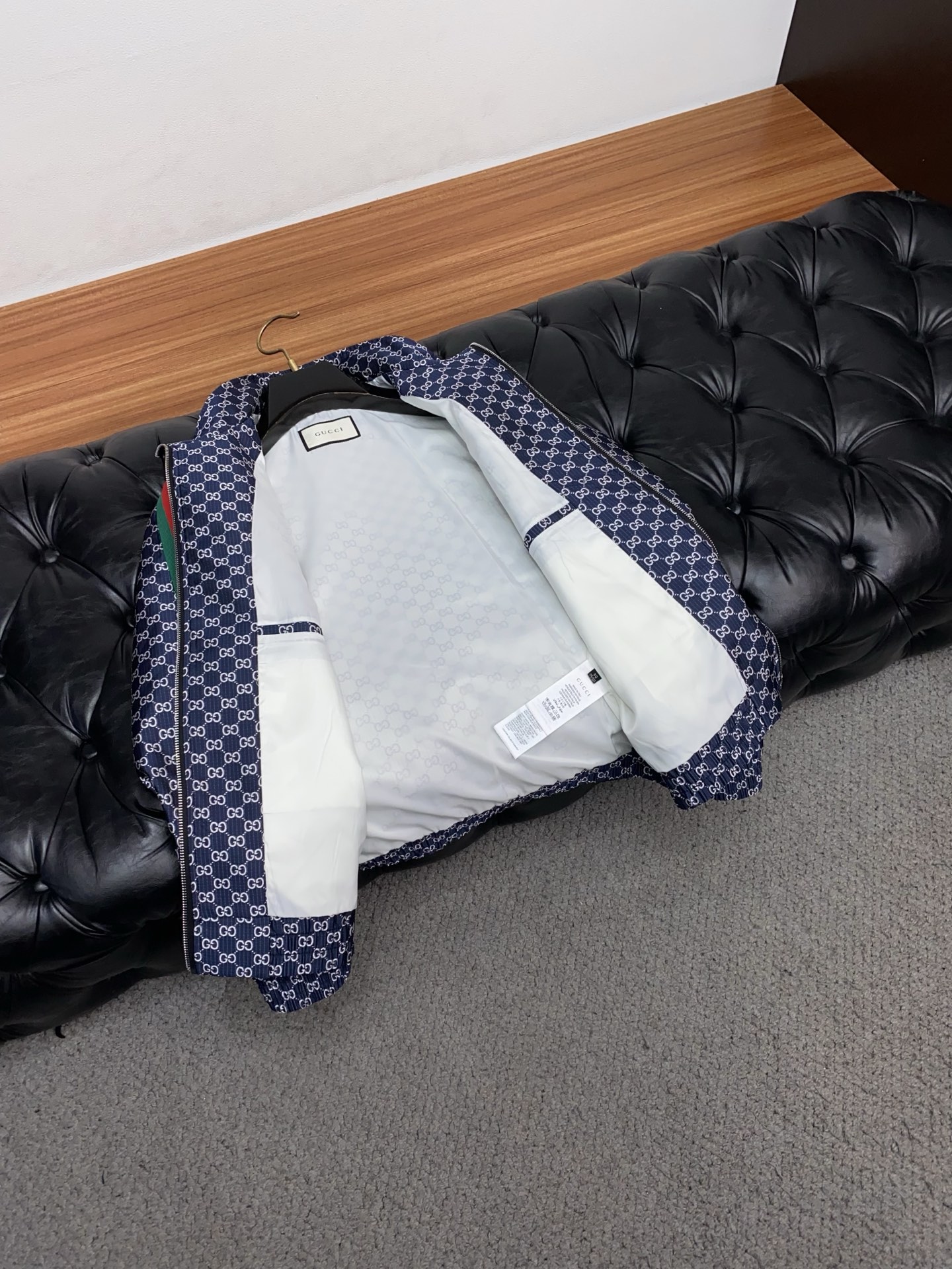 古奇 2026春夏新款男士休闲定制夹克外套。穿上简约干练的休闲外套，瞬间重回时髦霸气，又是活力满满的状态