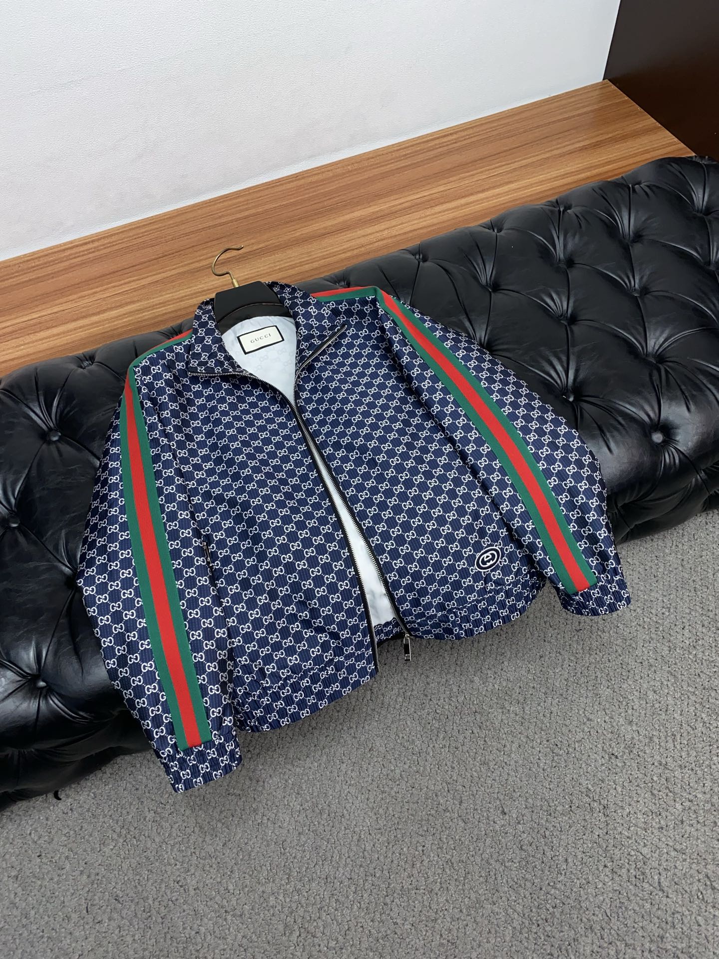 古奇 2026春夏新款男士休闲定制夹克外套。穿上简约干练的休闲外套，瞬间重回时髦霸气，又是活力满满的状态