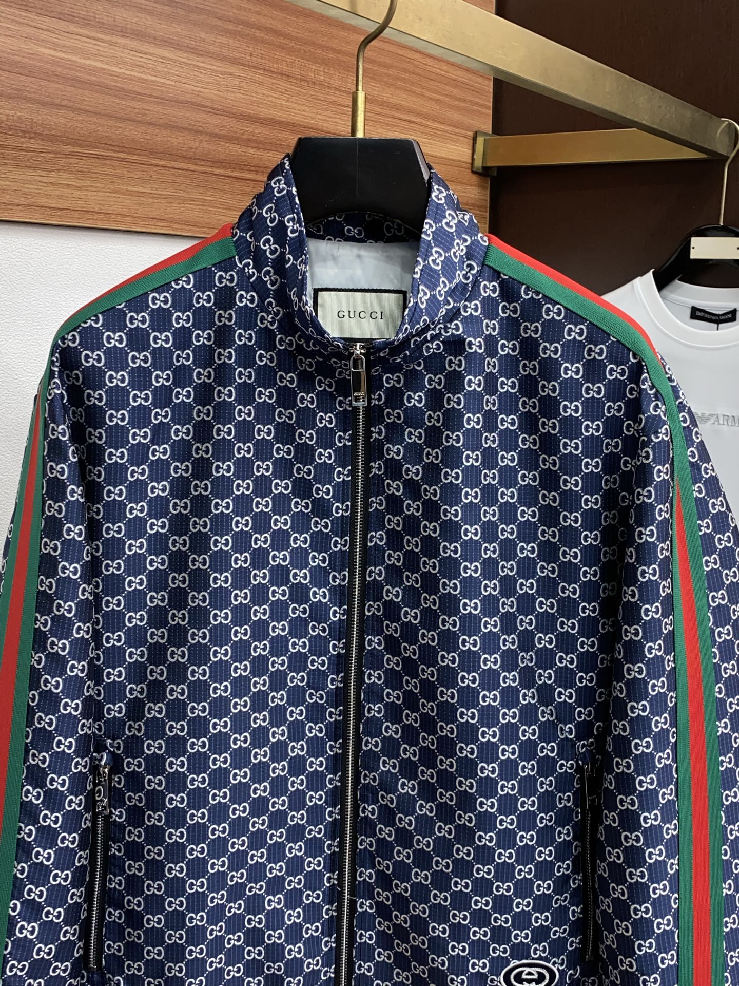 古奇 2026春夏新款男士休闲定制夹克外套。穿上简约干练的休闲外套，瞬间重回时髦霸气，又是活力满满的状态