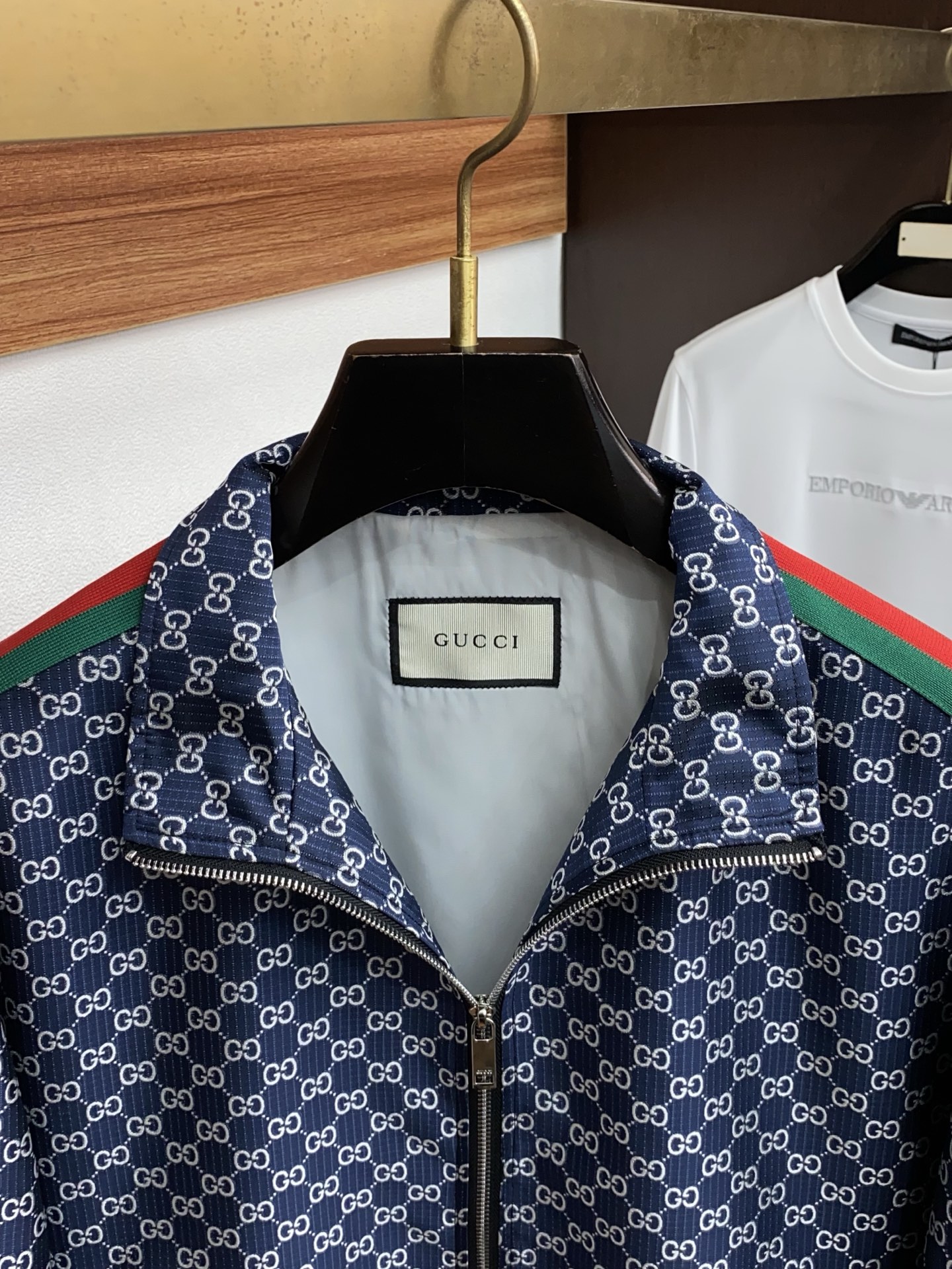 古奇 2026春夏新款男士休闲定制夹克外套。穿上简约干练的休闲外套，瞬间重回时髦霸气，又是活力满满的状态