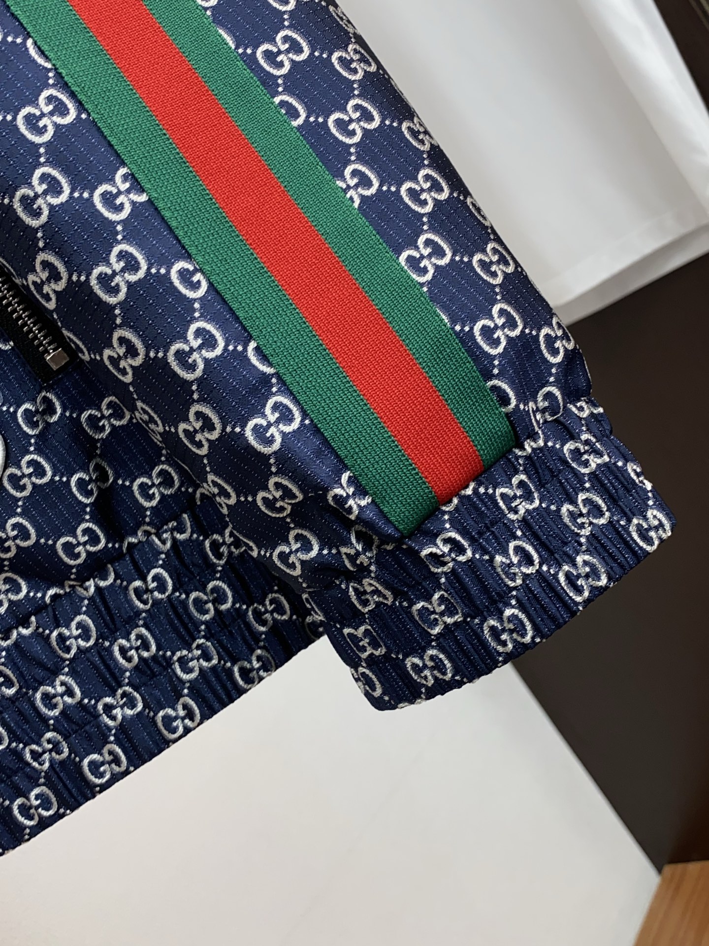 古奇 2026春夏新款男士休闲定制夹克外套。穿上简约干练的休闲外套，瞬间重回时髦霸气，又是活力满满的状态