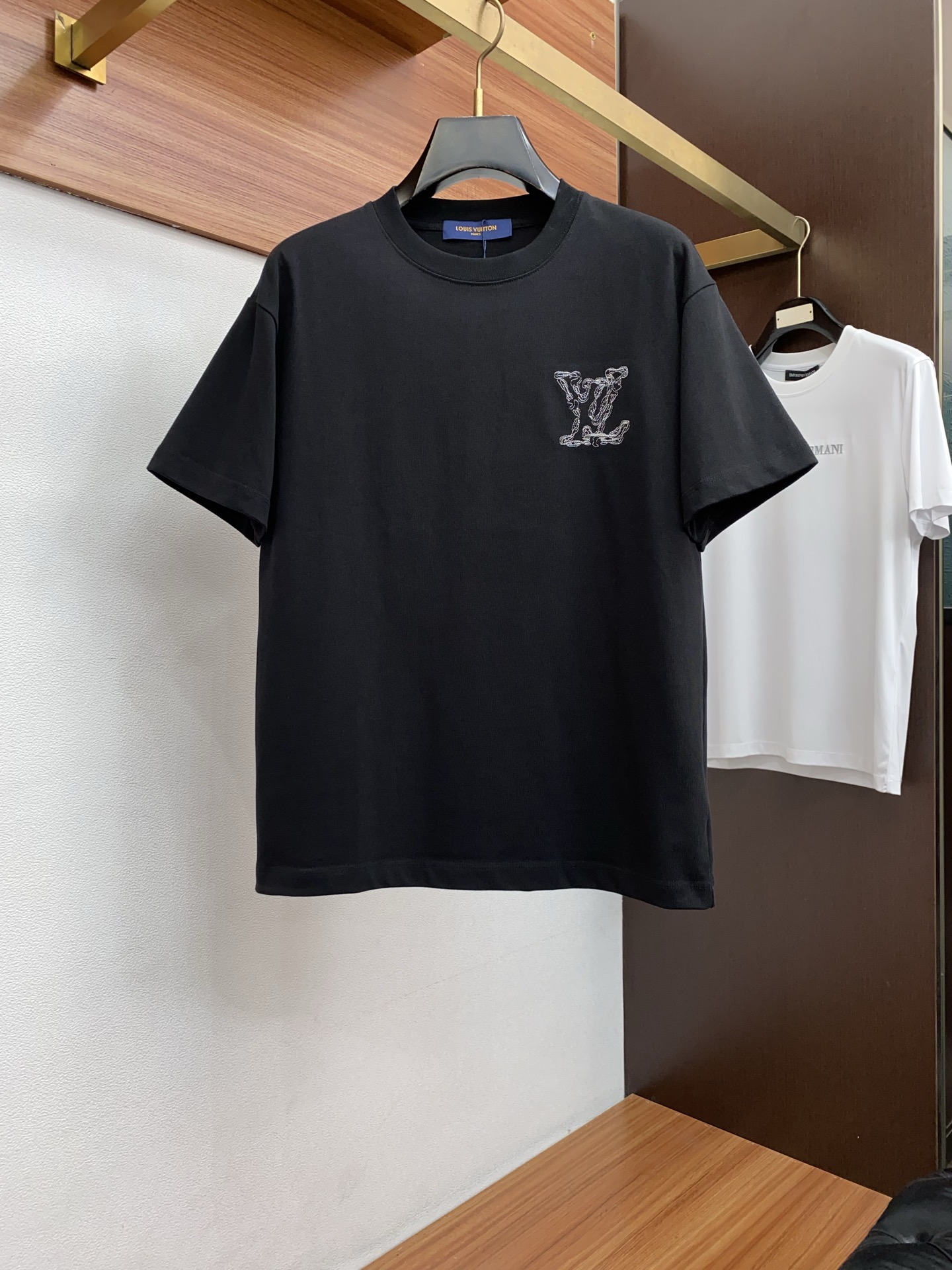 1v路易威登 2026新款AW新品，时尚休闲打短袖 专柜同步有售，定制长绒棉面料，工艺极度复杂，视觉相当