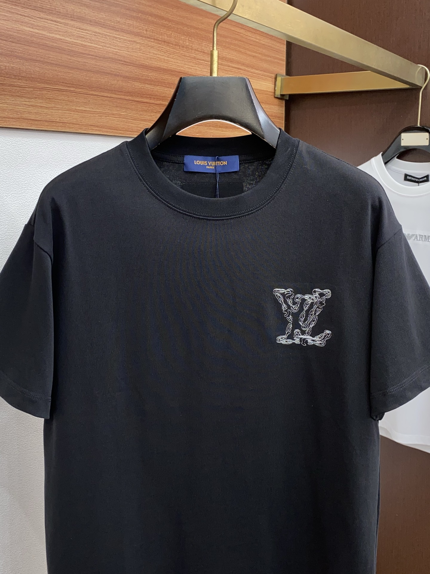 1v路易威登 2026新款AW新品，时尚休闲打短袖 专柜同步有售，定制长绒棉面料，工艺极度复杂，视觉相当