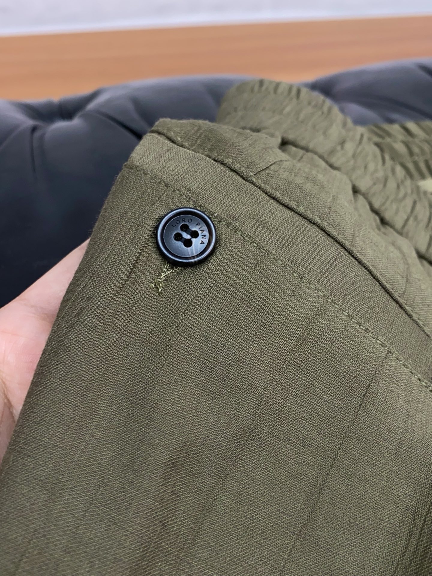 Loro Piana 诺悠翩雅 专柜新品同步上市。原单订制高品质时尚休闲裤。超级百搭款。独家定制面料，手