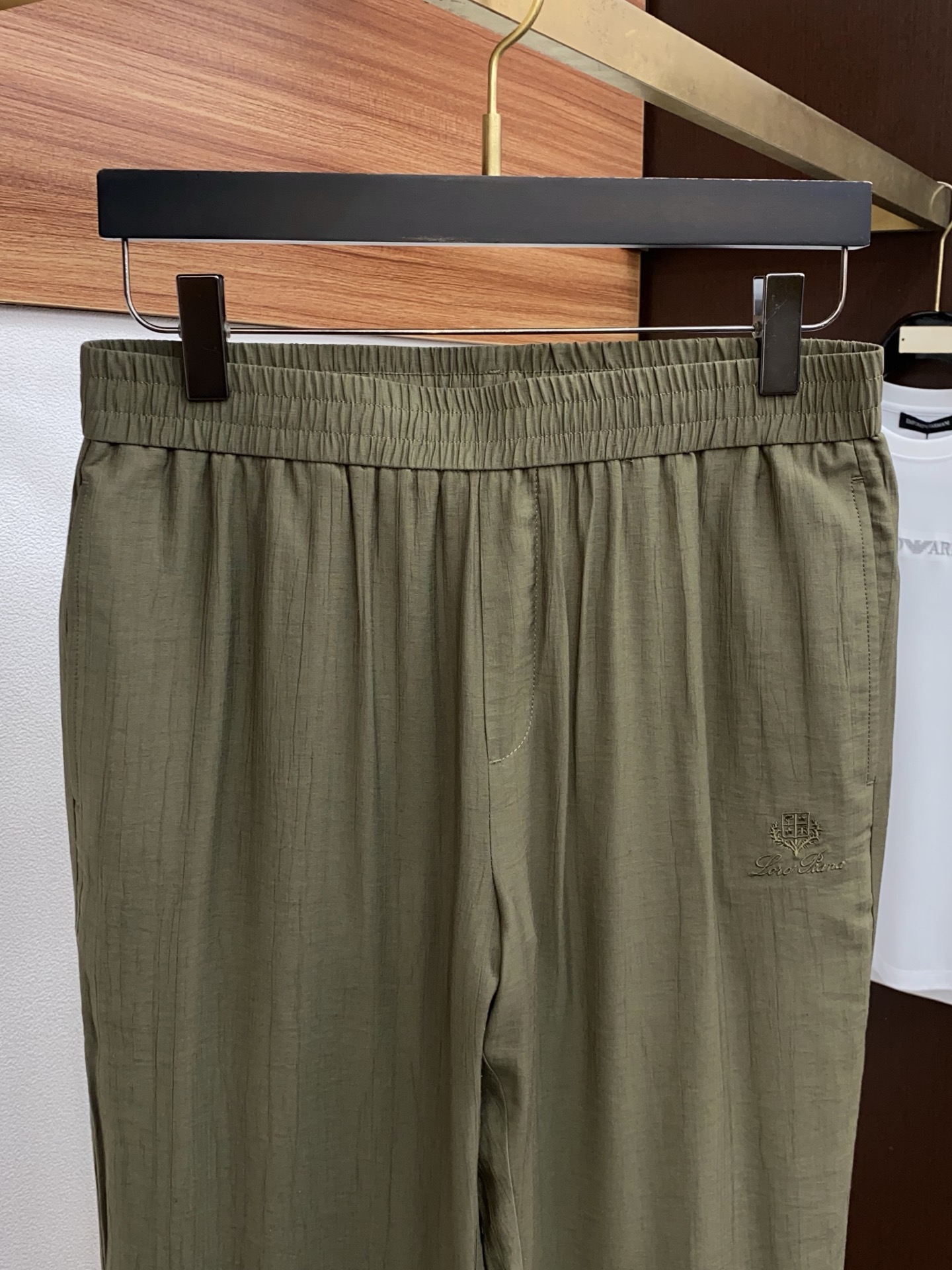 Loro Piana 诺悠翩雅 专柜新品同步上市。原单订制高品质时尚休闲裤。超级百搭款。独家定制面料，手