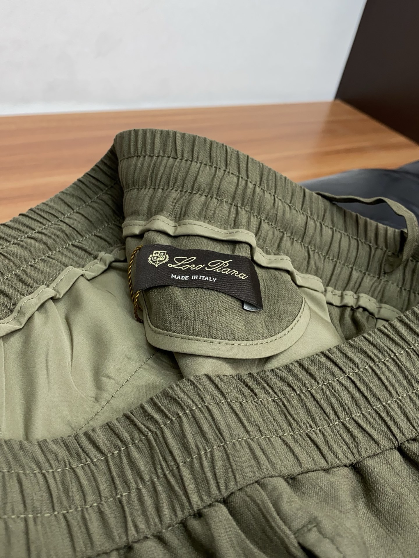 Loro Piana 诺悠翩雅 专柜新品同步上市。原单订制高品质时尚休闲裤。超级百搭款。独家定制面料，手