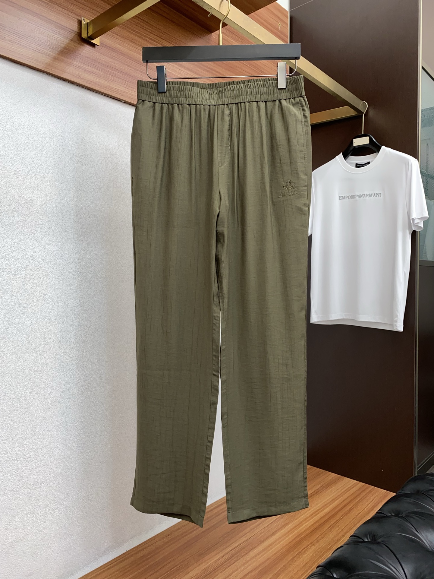 Loro Piana 诺悠翩雅 专柜新品同步上市。原单订制高品质时尚休闲裤。超级百搭款。独家定制面料，手