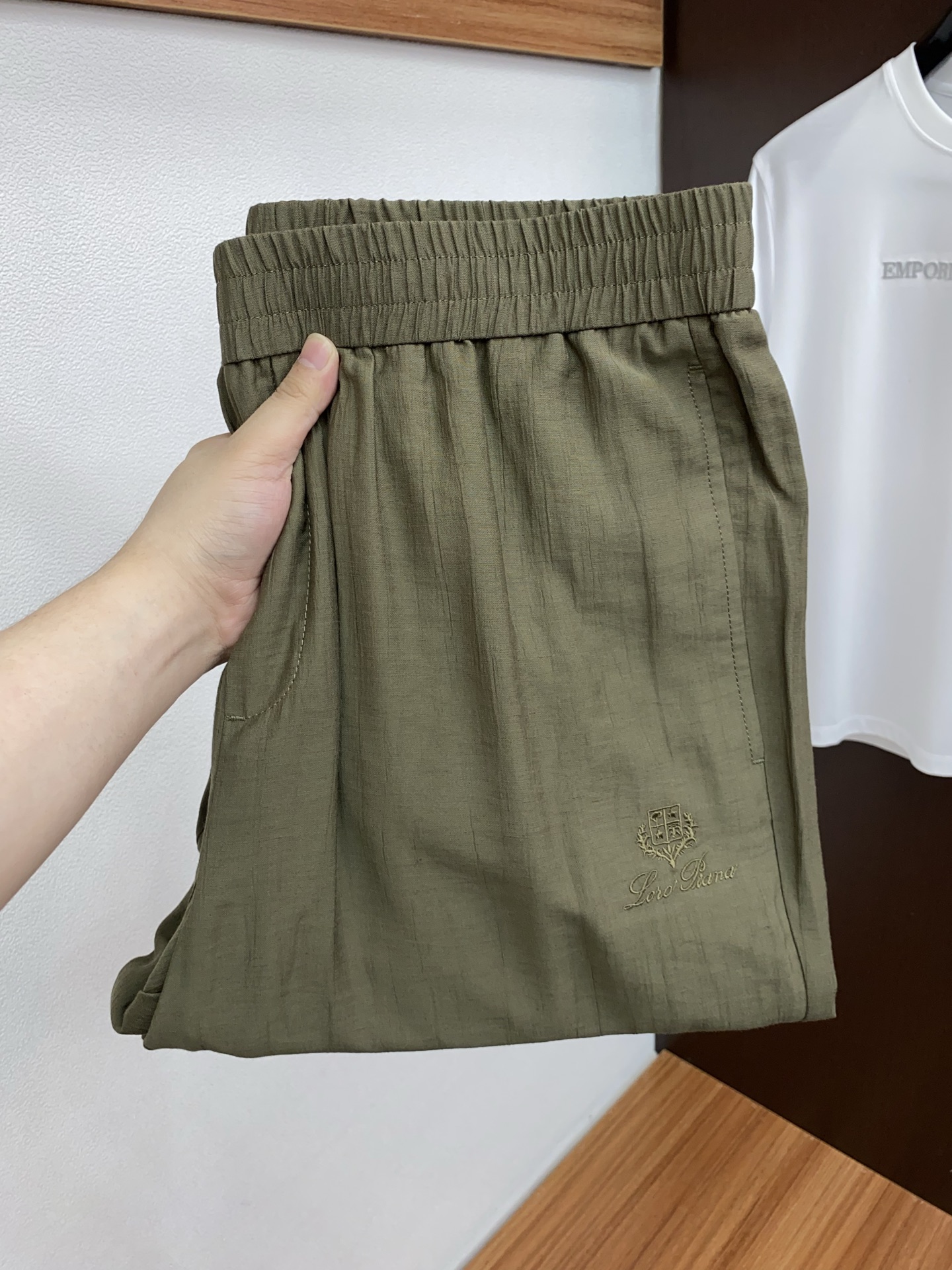 Loro Piana 诺悠翩雅 专柜新品同步上市。原单订制高品质时尚休闲裤。超级百搭款。独家定制面料，手