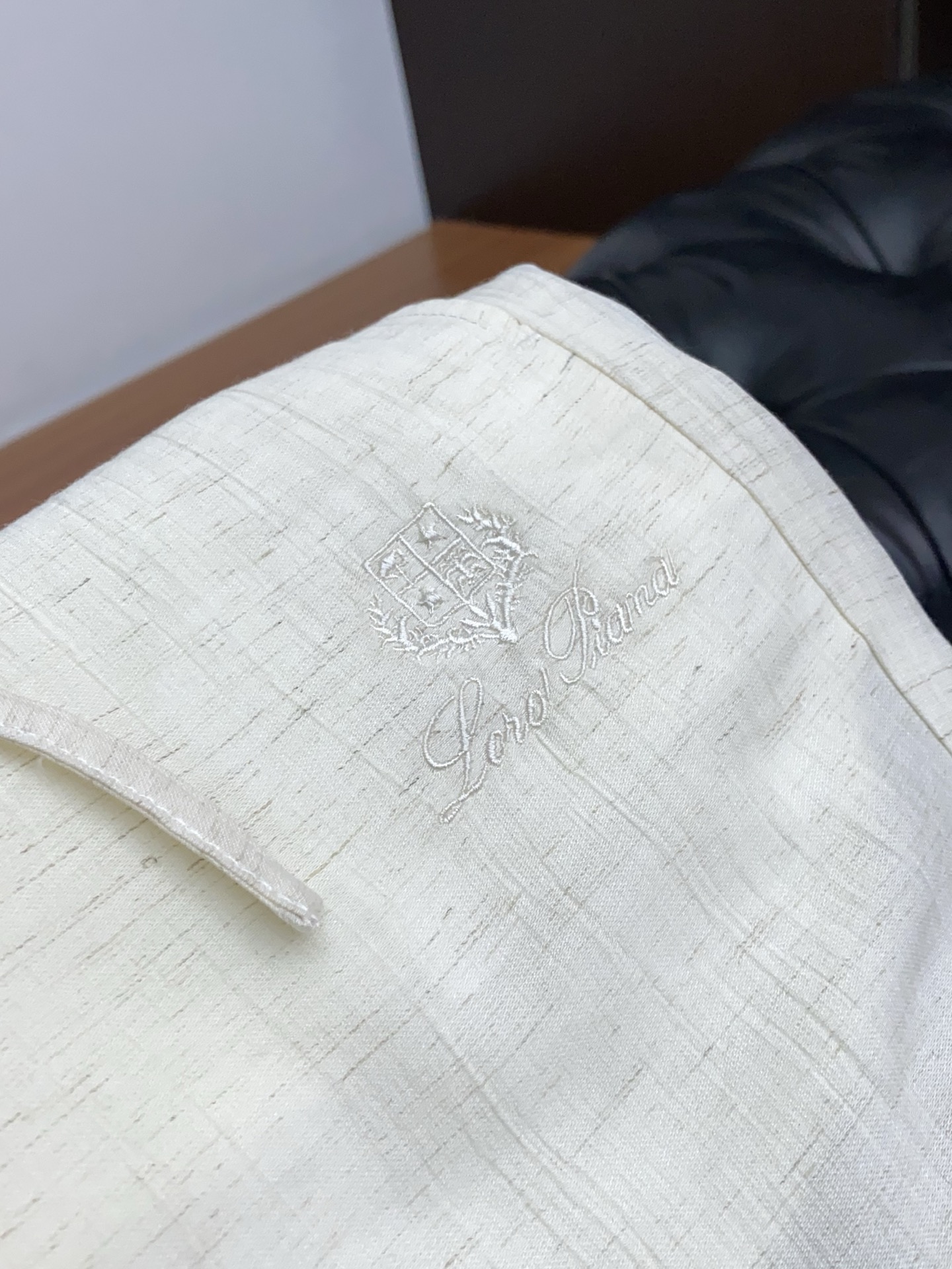 Loro Piana 诺悠翩雅 专柜新品同步上市。原单订制高品质时尚休闲裤。超级百搭款。独家定制面料，手