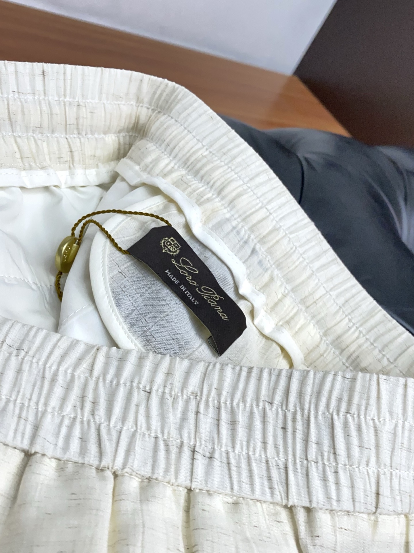 Loro Piana 诺悠翩雅 专柜新品同步上市。原单订制高品质时尚休闲裤。超级百搭款。独家定制面料，手