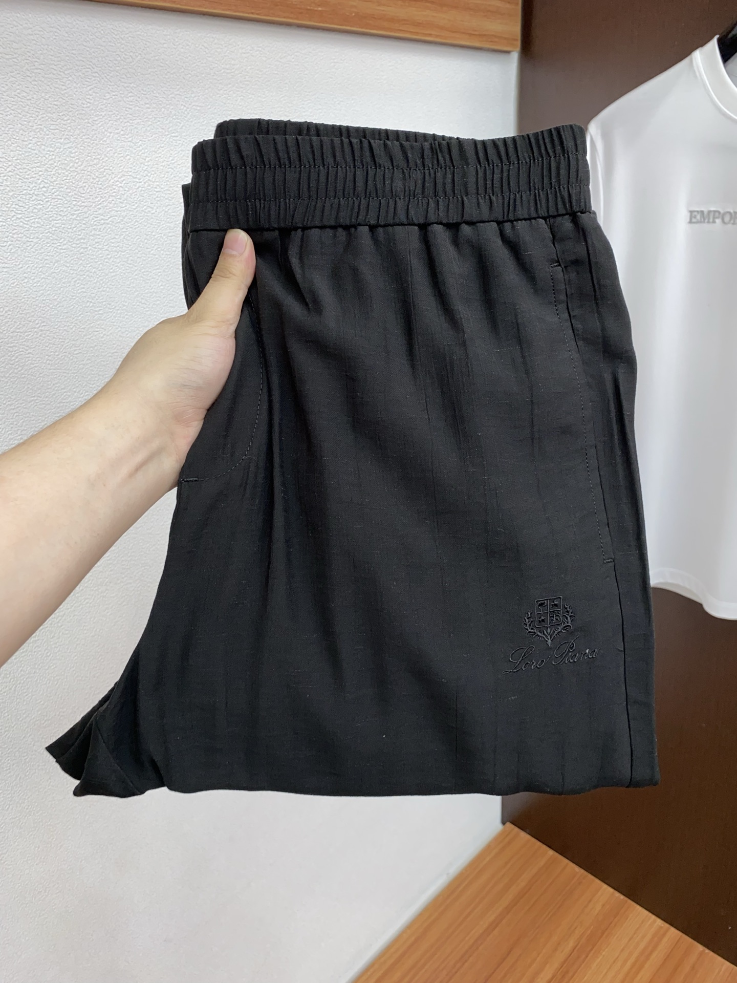 Loro Piana 诺悠翩雅 专柜新品同步上市。原单订制高品质时尚休闲裤。超级百搭款。独家定制面料，手