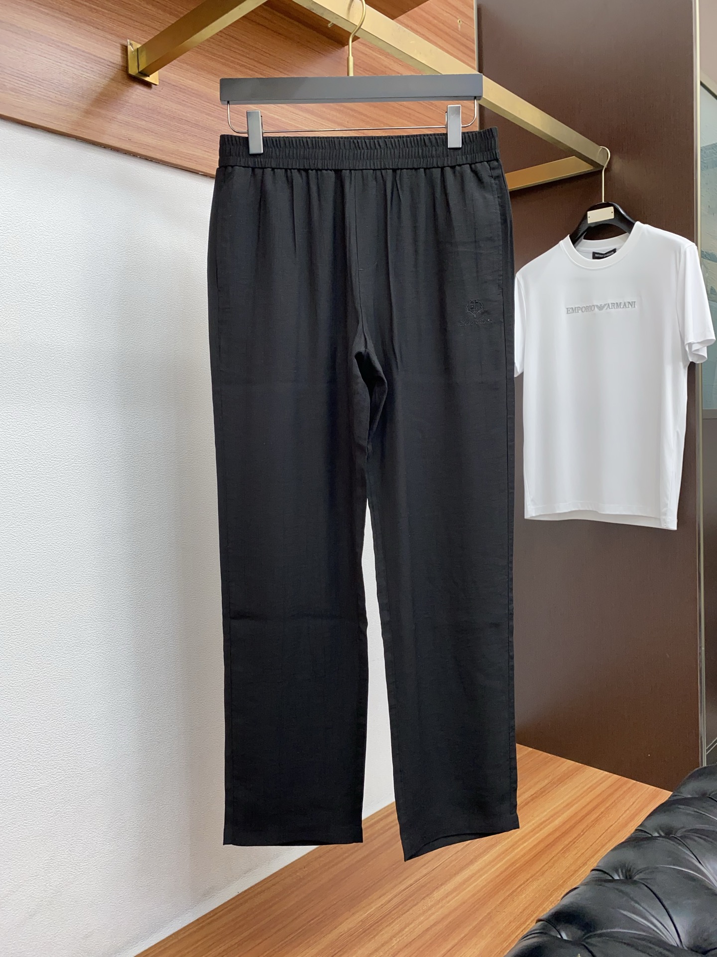 Loro Piana 诺悠翩雅 专柜新品同步上市。原单订制高品质时尚休闲裤。超级百搭款。独家定制面料，手