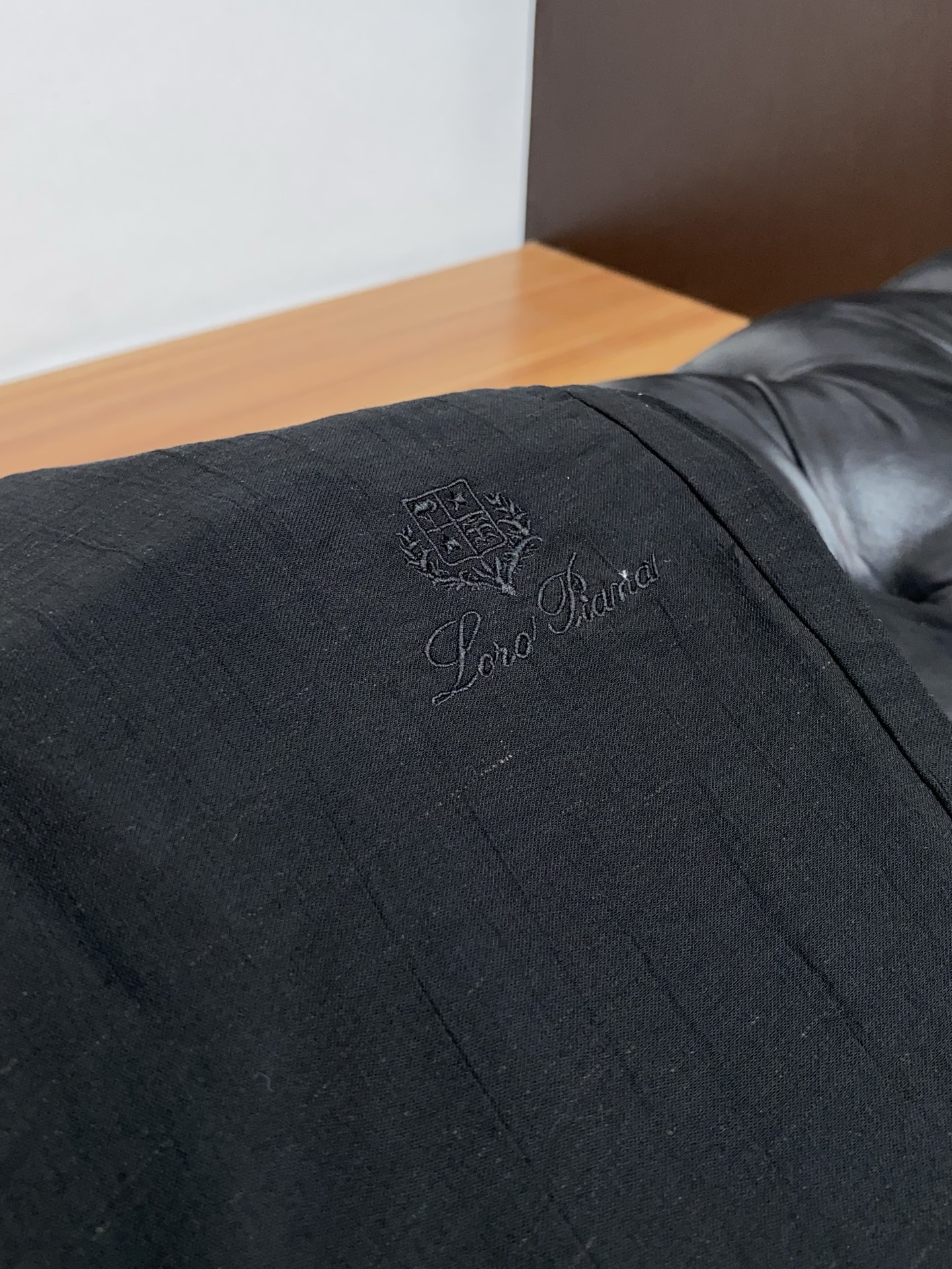 Loro Piana 诺悠翩雅 专柜新品同步上市。原单订制高品质时尚休闲裤。超级百搭款。独家定制面料，手