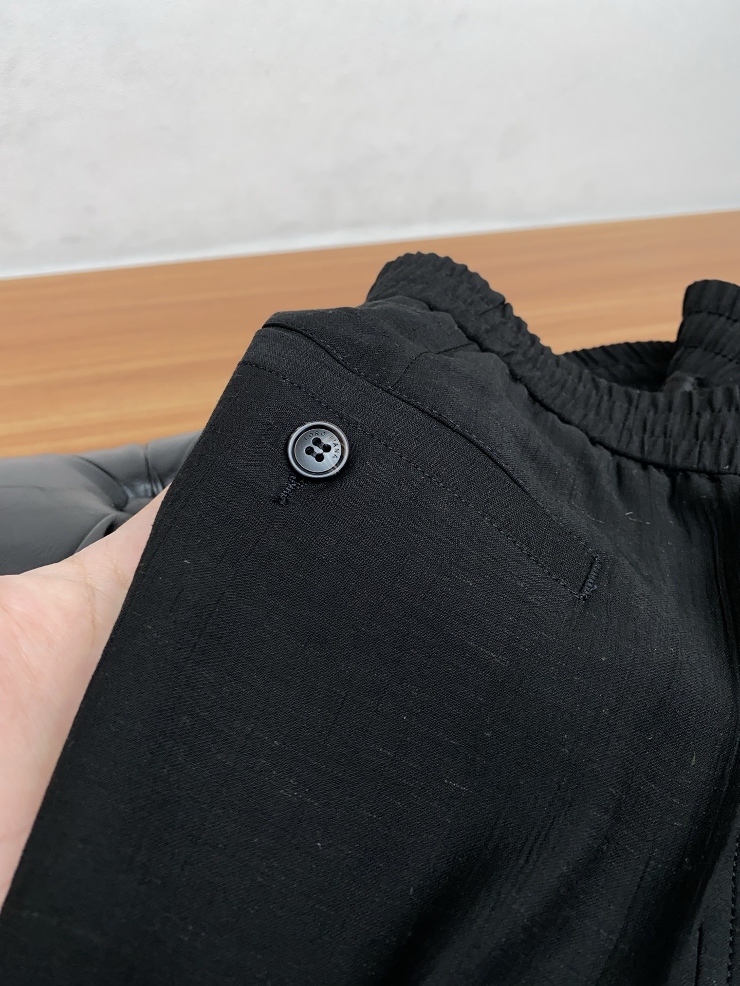 Loro Piana 诺悠翩雅 专柜新品同步上市。原单订制高品质时尚休闲裤。超级百搭款。独家定制面料，手