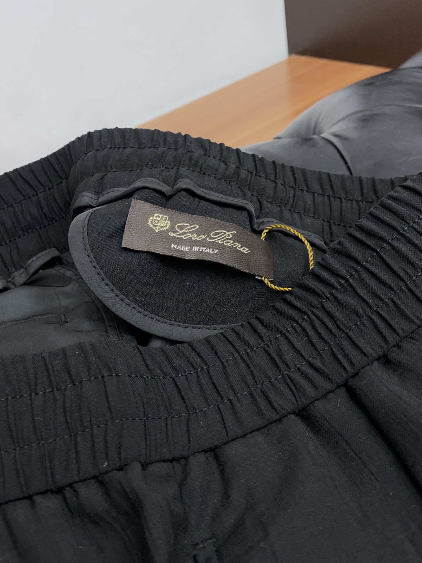 Loro Piana 诺悠翩雅 专柜新品同步上市。原单订制高品质时尚休闲裤。超级百搭款。独家定制面料，手