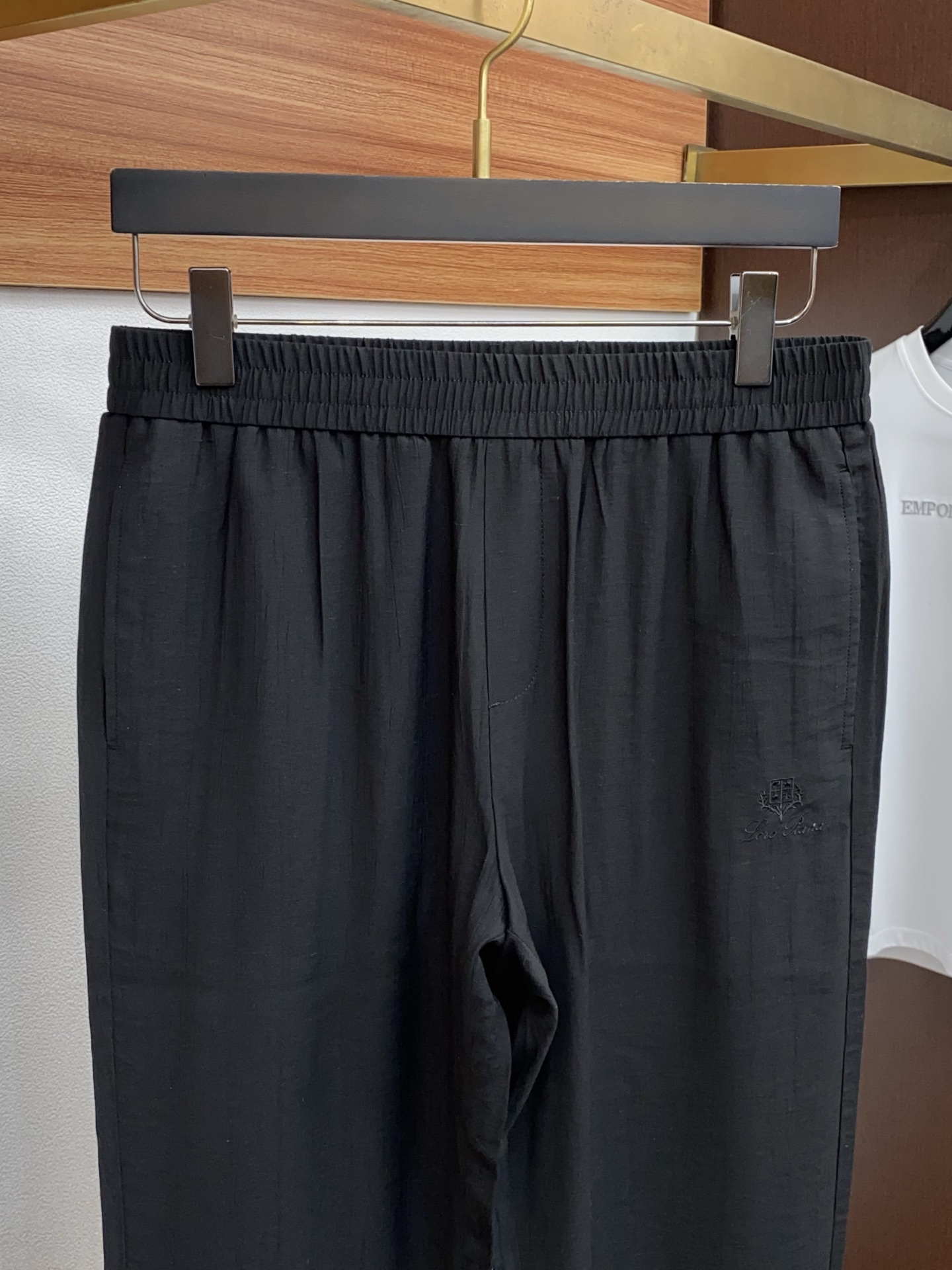 Loro Piana 诺悠翩雅 专柜新品同步上市。原单订制高品质时尚休闲裤。超级百搭款。独家定制面料，手