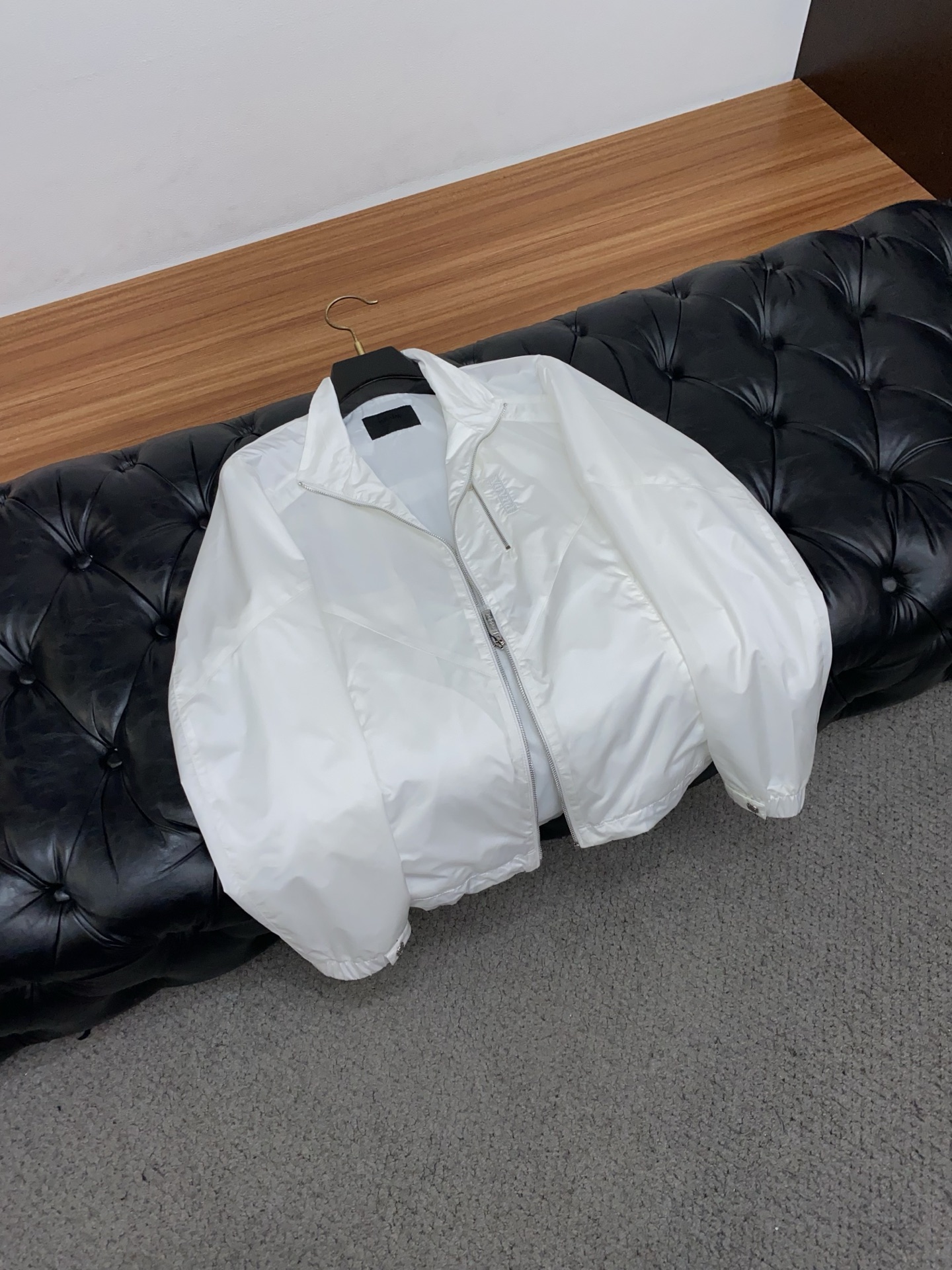 普拉达 2026春夏新款男士休闲定制夹克外套。穿上简约干练的休闲外套，瞬间重回时髦霸气，又是活力满满的状