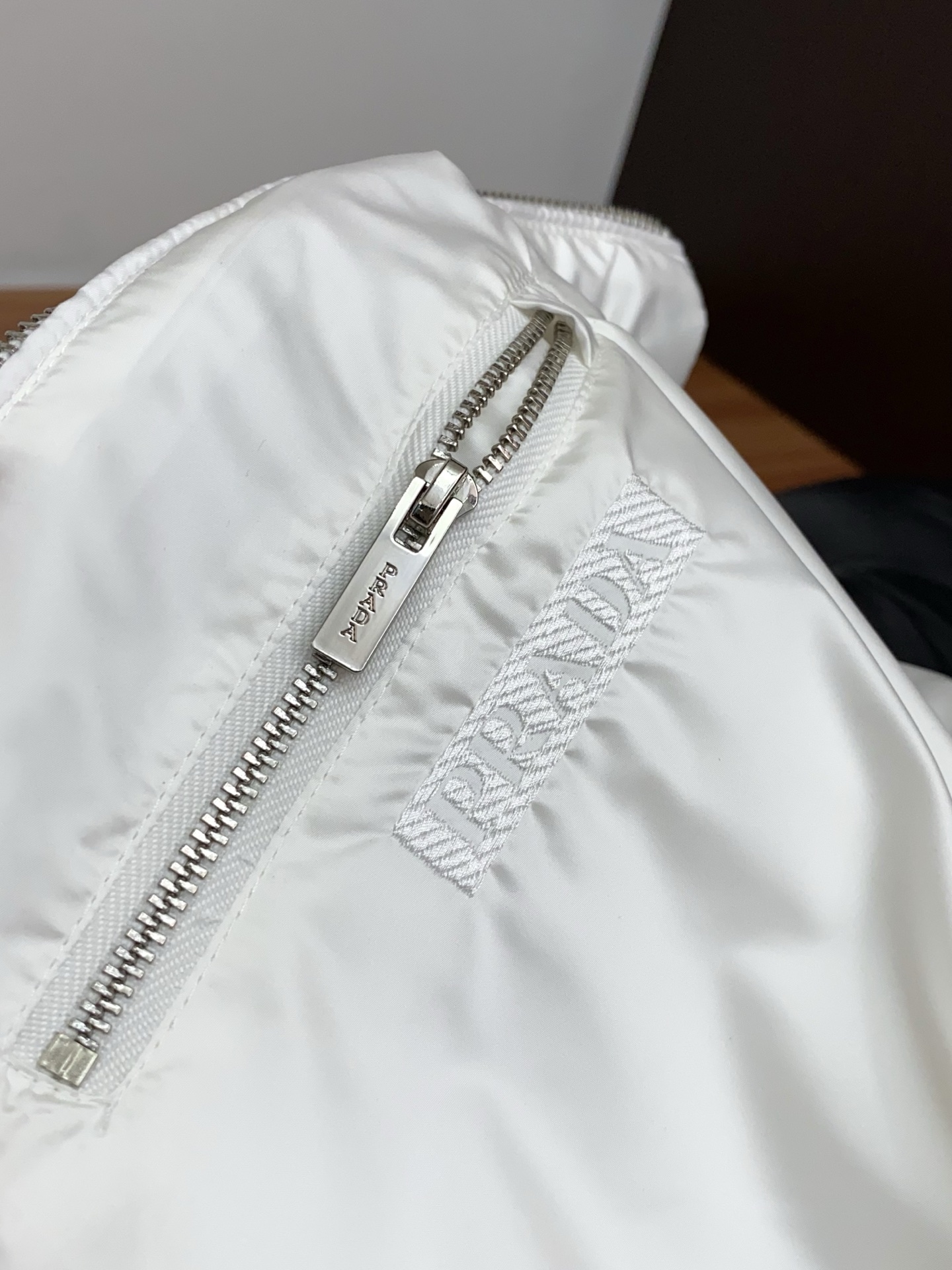 普拉达 2026春夏新款男士休闲定制夹克外套。穿上简约干练的休闲外套，瞬间重回时髦霸气，又是活力满满的状