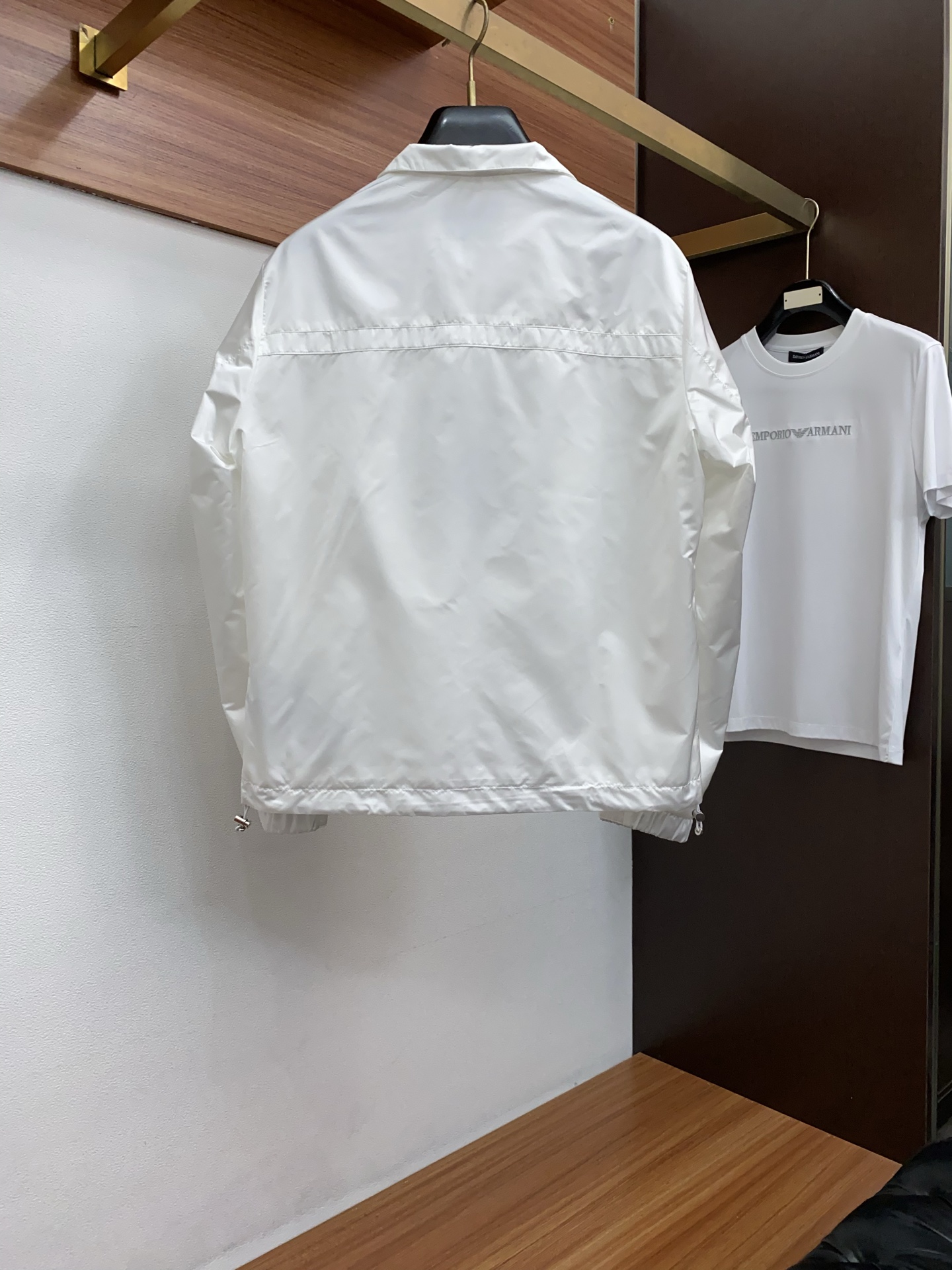 普拉达 2026春夏新款男士休闲定制夹克外套。穿上简约干练的休闲外套，瞬间重回时髦霸气，又是活力满满的状