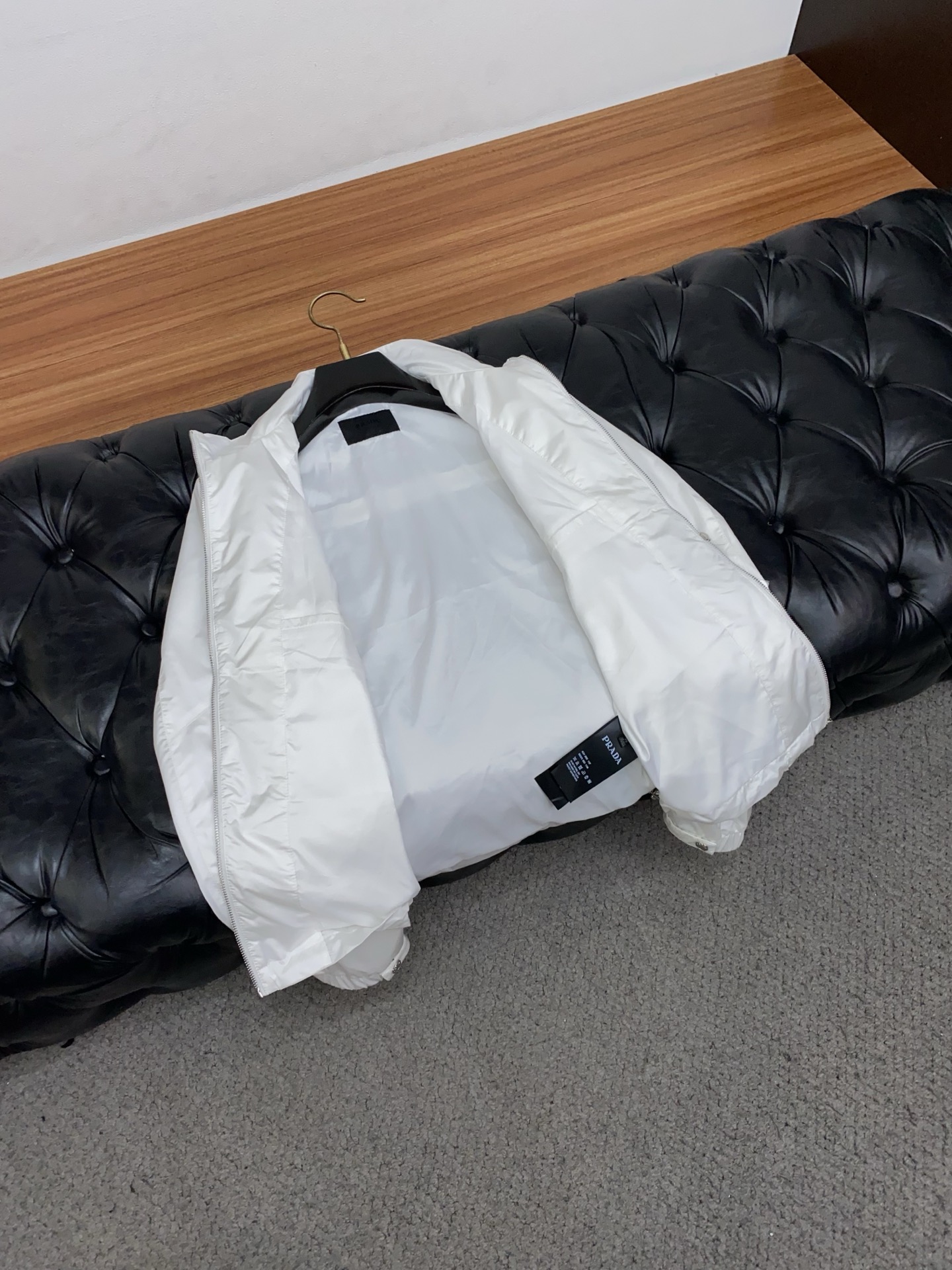 普拉达 2026春夏新款男士休闲定制夹克外套。穿上简约干练的休闲外套，瞬间重回时髦霸气，又是活力满满的状