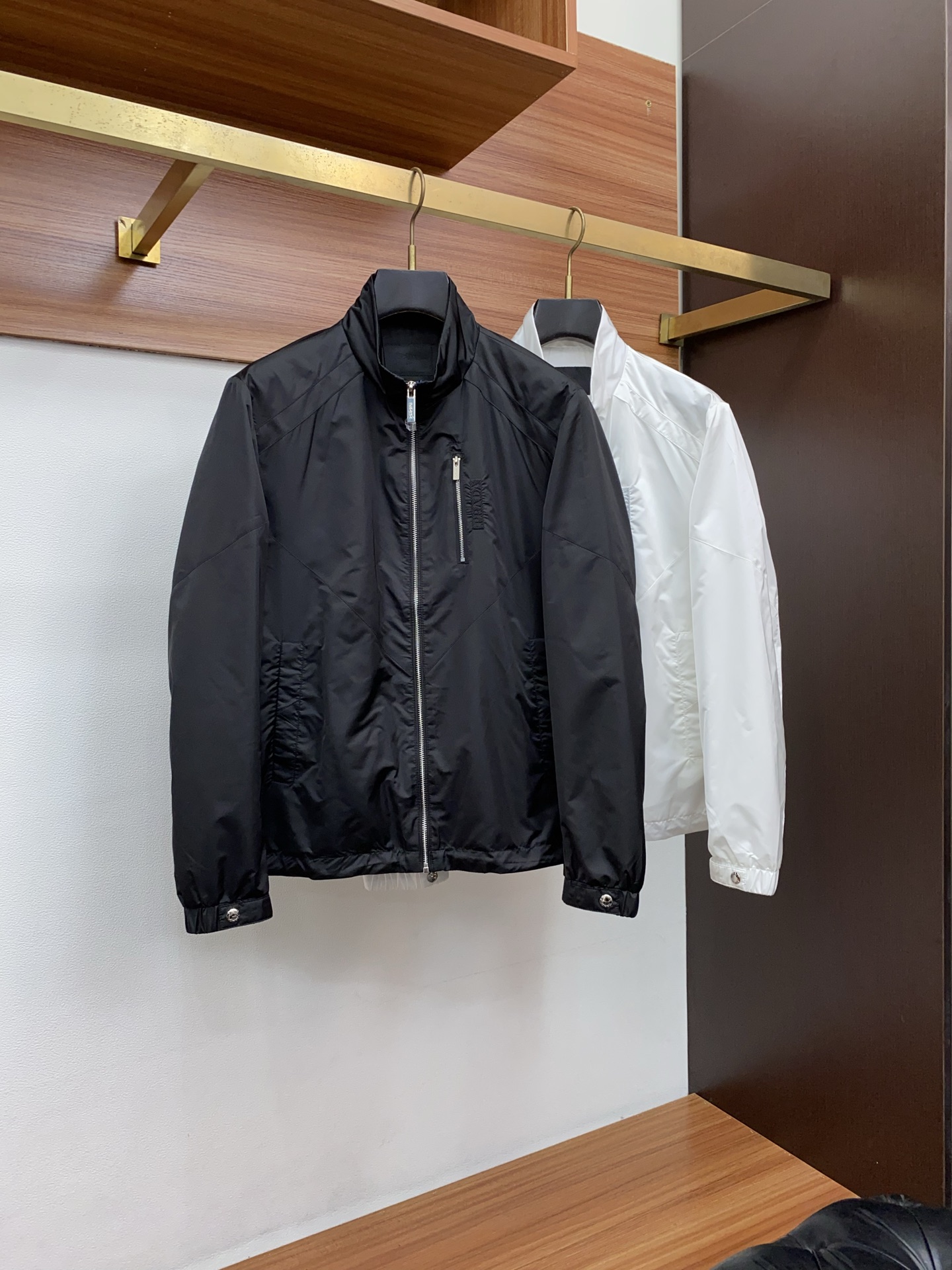 普拉达 2026春夏新款男士休闲定制夹克外套。穿上简约干练的休闲外套，瞬间重回时髦霸气，又是活力满满的状