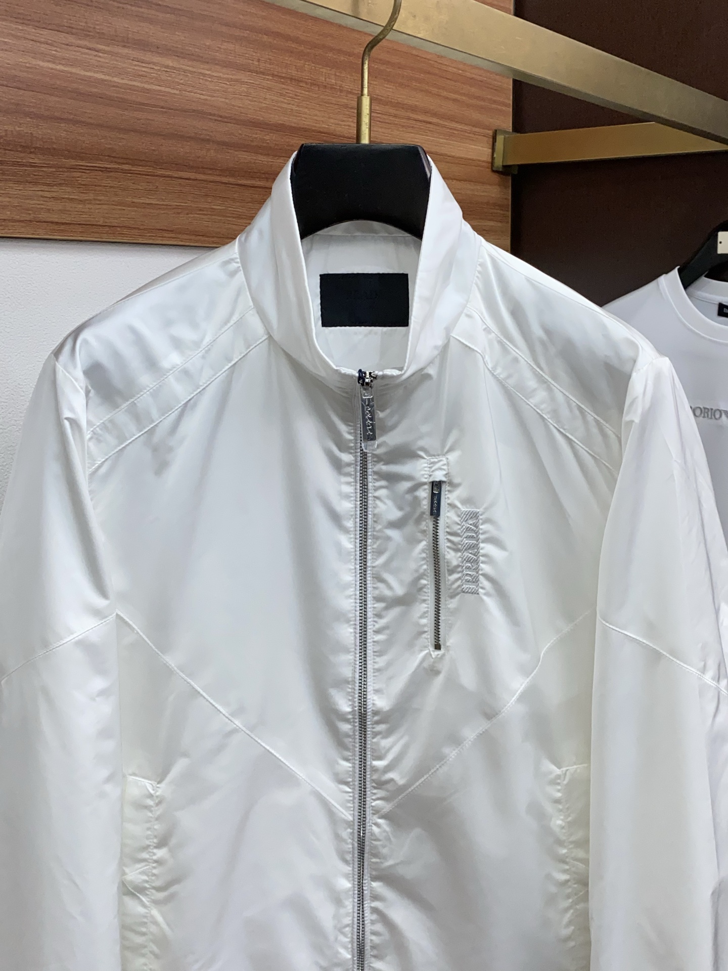 普拉达 2026春夏新款男士休闲定制夹克外套。穿上简约干练的休闲外套，瞬间重回时髦霸气，又是活力满满的状