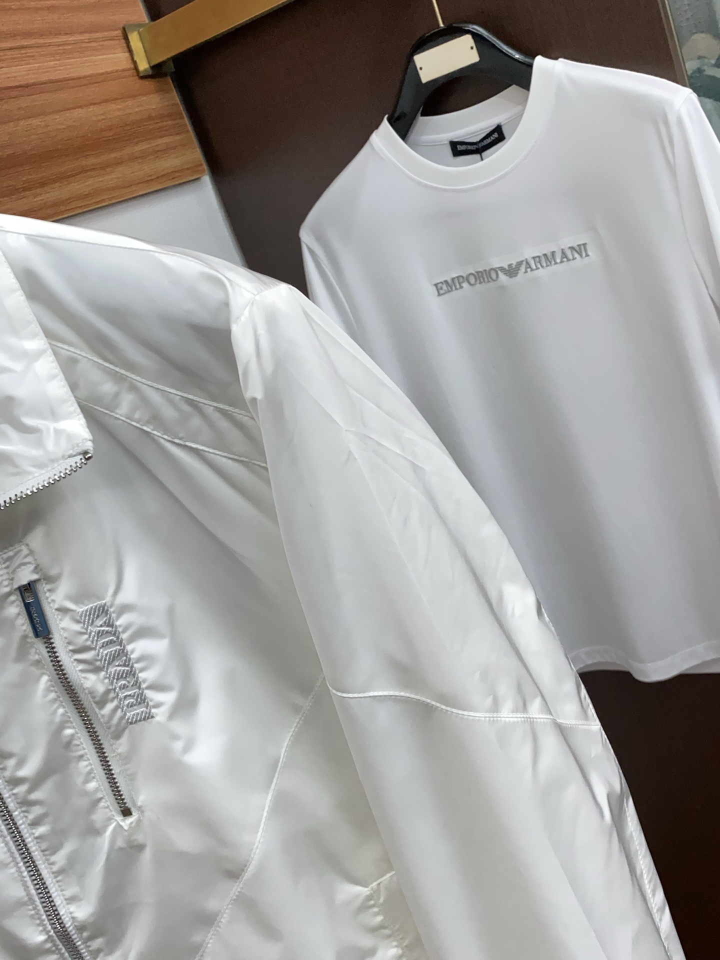 普拉达 2026春夏新款男士休闲定制夹克外套。穿上简约干练的休闲外套，瞬间重回时髦霸气，又是活力满满的状